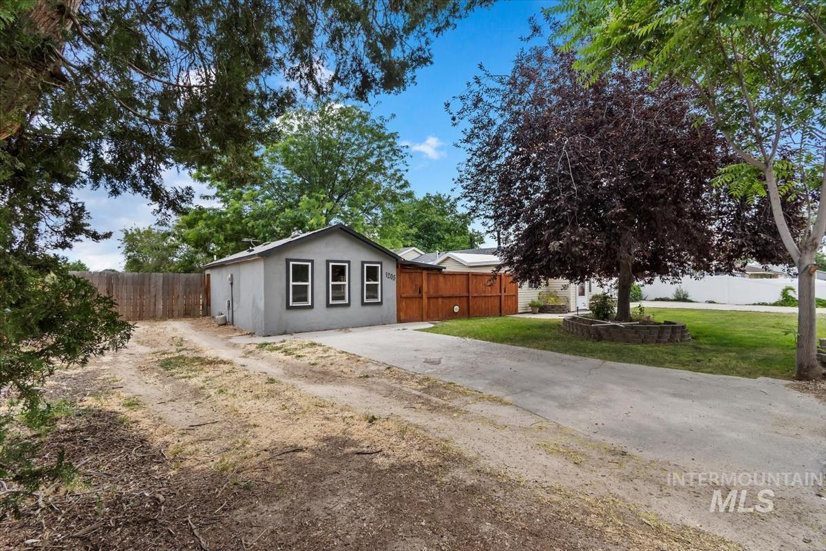 1207 W Willow Ave, Nampa, Idaho 83651, 3 Bedrooms, 2 Bathrooms, Residential For Sale, Price $480,000,MLS 98991001
