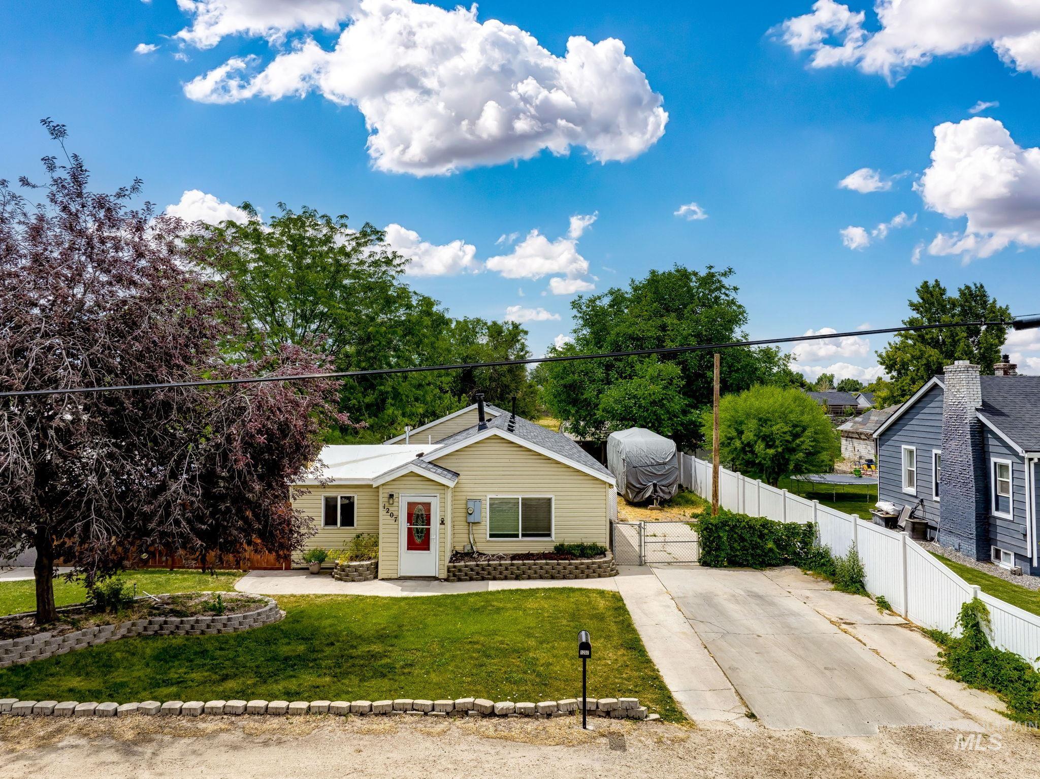 1207 W Willow Ave, Nampa, Idaho 83651, 3 Bedrooms, 2 Bathrooms, Residential For Sale, Price $480,000,MLS 98991001