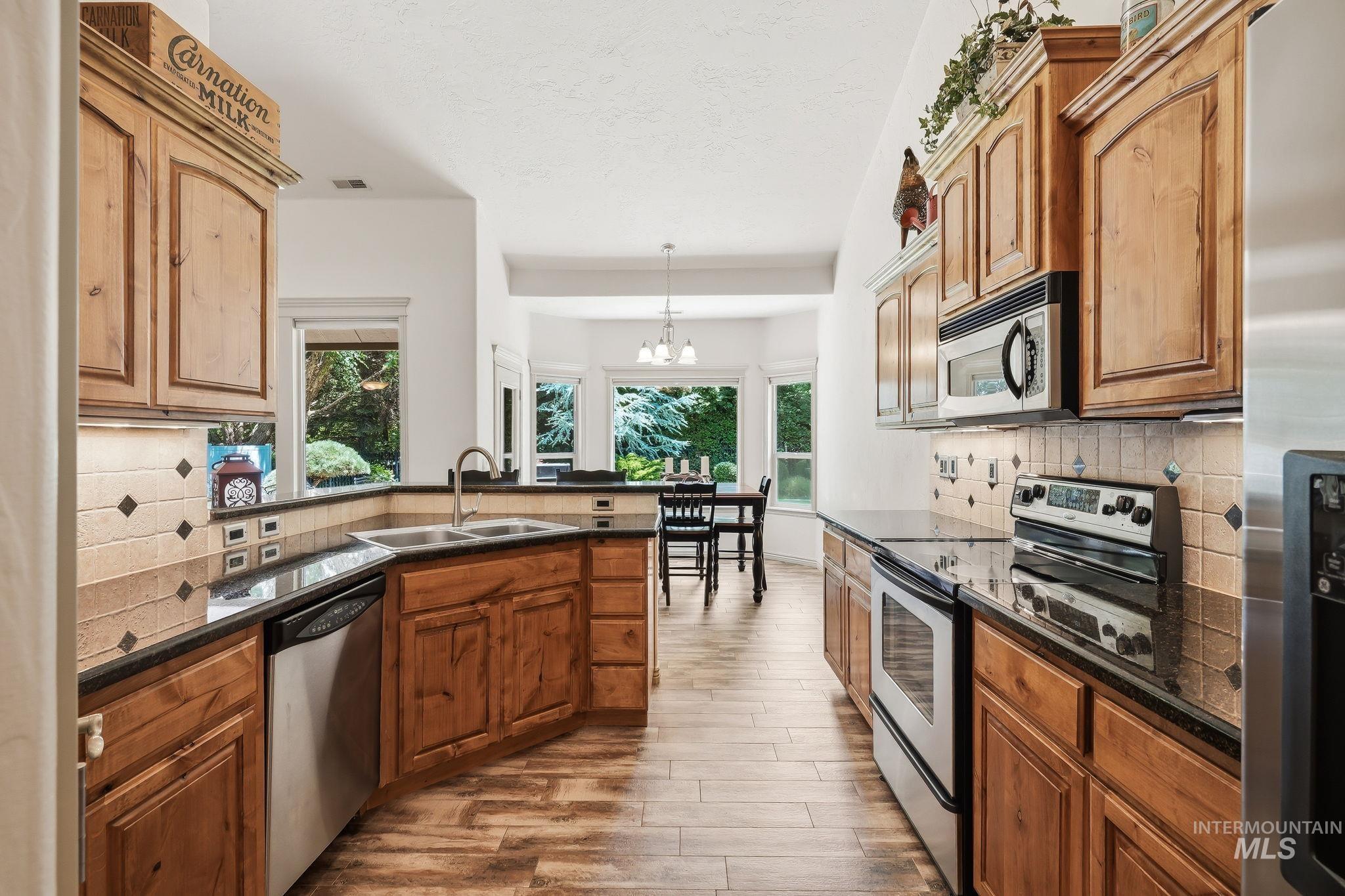 2750 S Bear Claw Way, Meridian, Idaho 83642-4469, 4 Bedrooms, 2.5 Bathrooms, Residential For Sale, Price $674,900,MLS 98991006