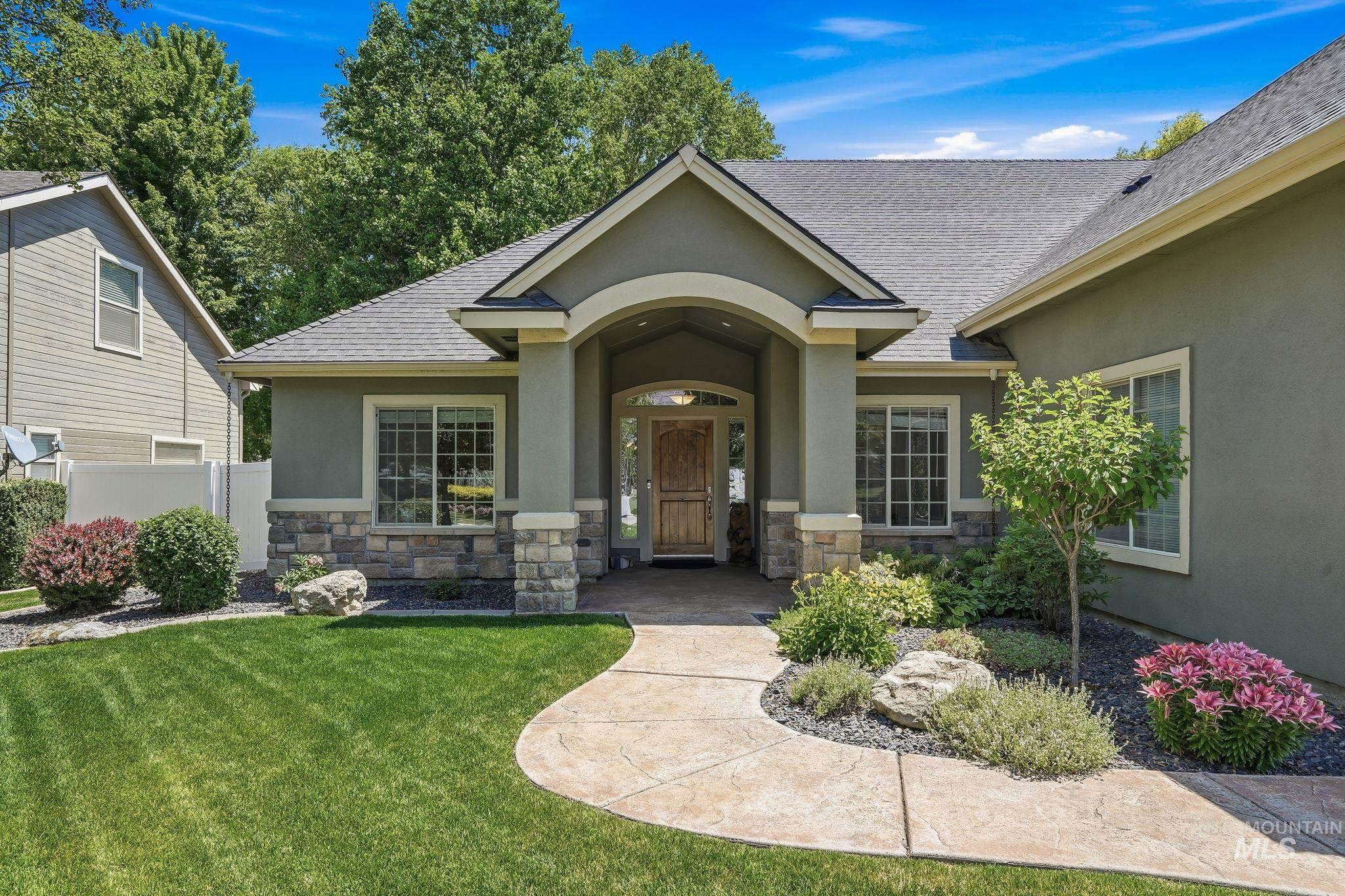 2750 S Bear Claw Way, Meridian, Idaho 83642-4469, 4 Bedrooms, 2.5 Bathrooms, Residential For Sale, Price $674,900,MLS 98991006