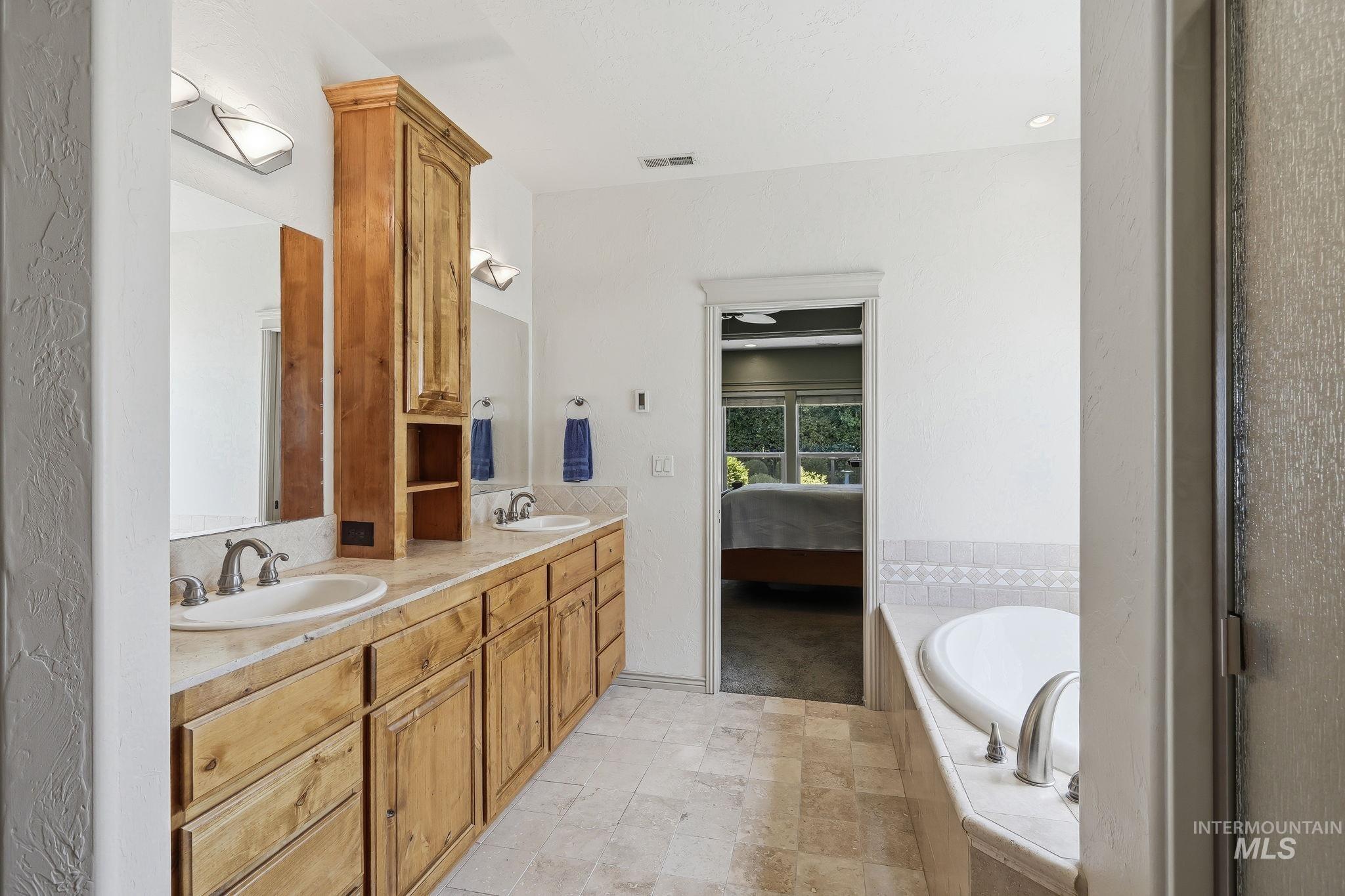 2750 S Bear Claw Way, Meridian, Idaho 83642-4469, 4 Bedrooms, 2.5 Bathrooms, Residential For Sale, Price $674,900,MLS 98991006