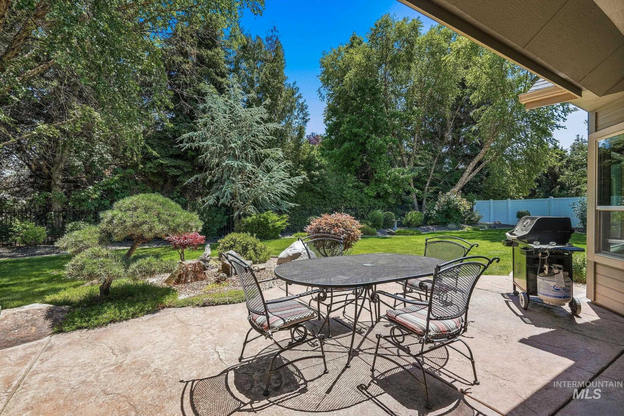 2750 S Bear Claw Way, Meridian, Idaho 83642-4469, 4 Bedrooms, 2.5 Bathrooms, Residential For Sale, Price $674,900,MLS 98991006