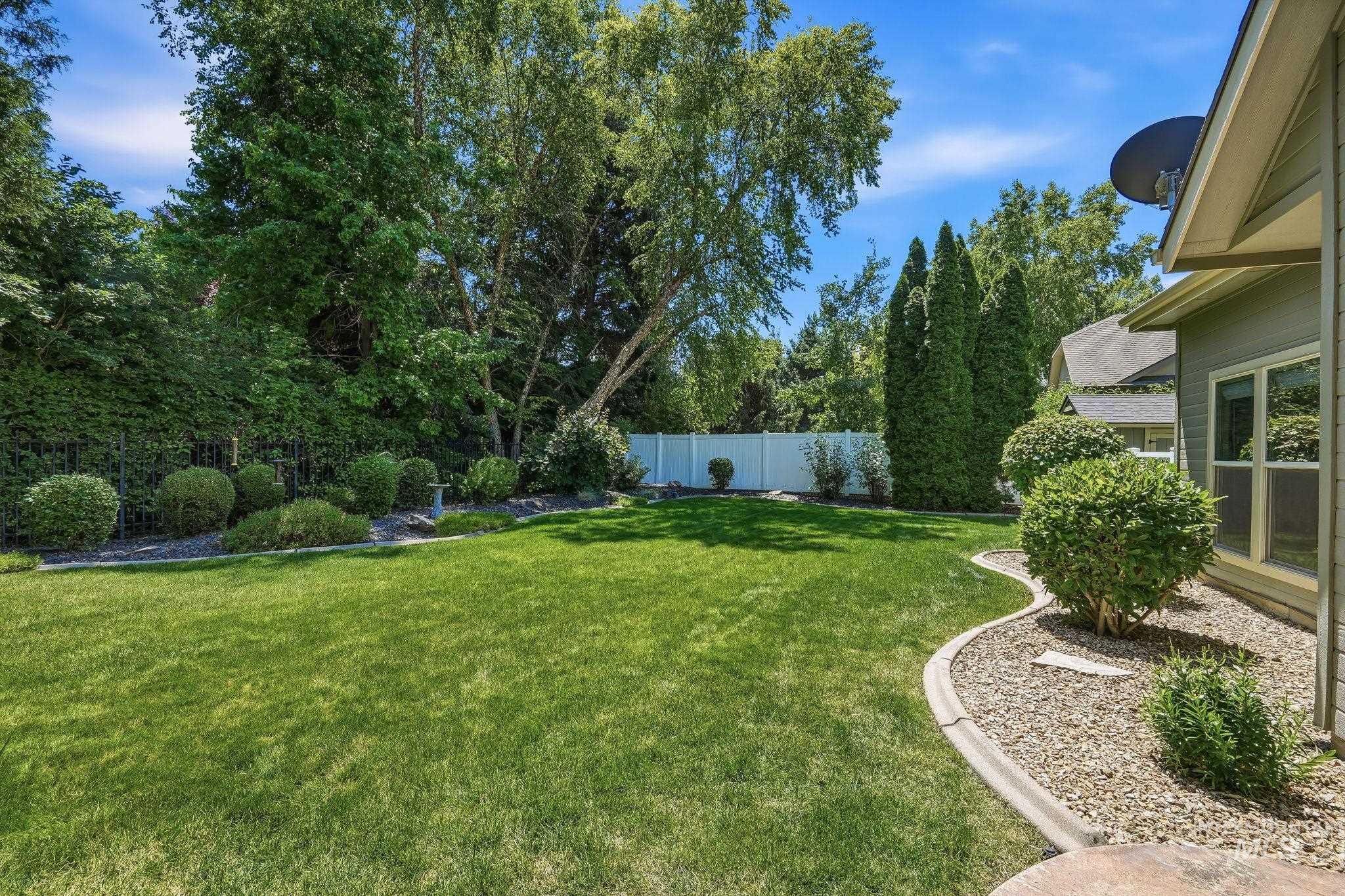 2750 S Bear Claw Way, Meridian, Idaho 83642-4469, 4 Bedrooms, 2.5 Bathrooms, Residential For Sale, Price $674,900,MLS 98991006