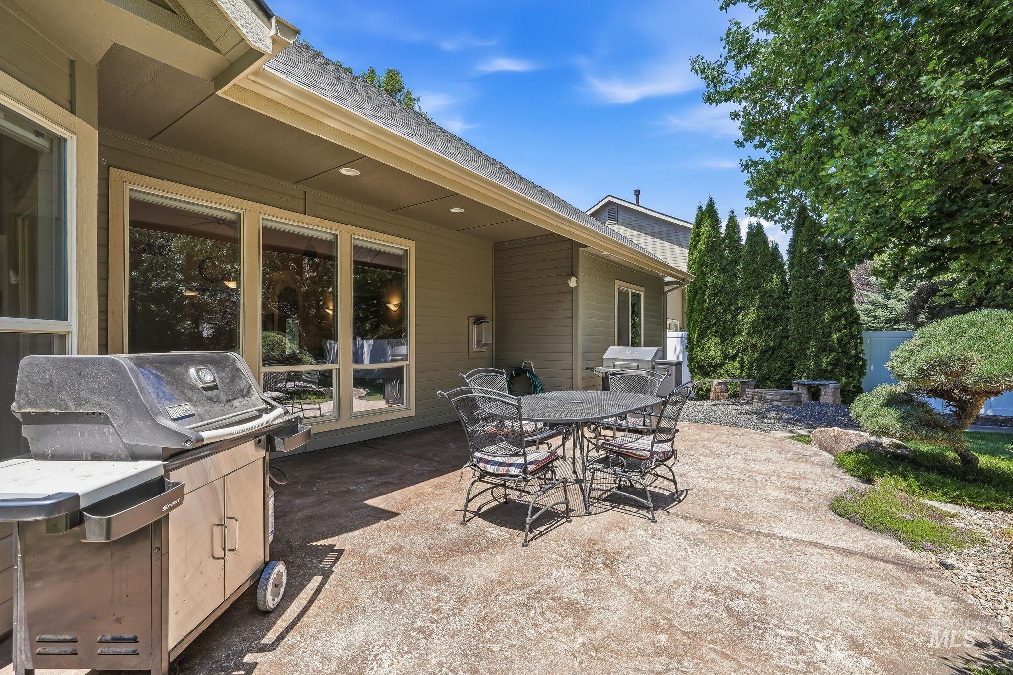 2750 S Bear Claw Way, Meridian, Idaho 83642-4469, 4 Bedrooms, 2.5 Bathrooms, Residential For Sale, Price $674,900,MLS 98991006