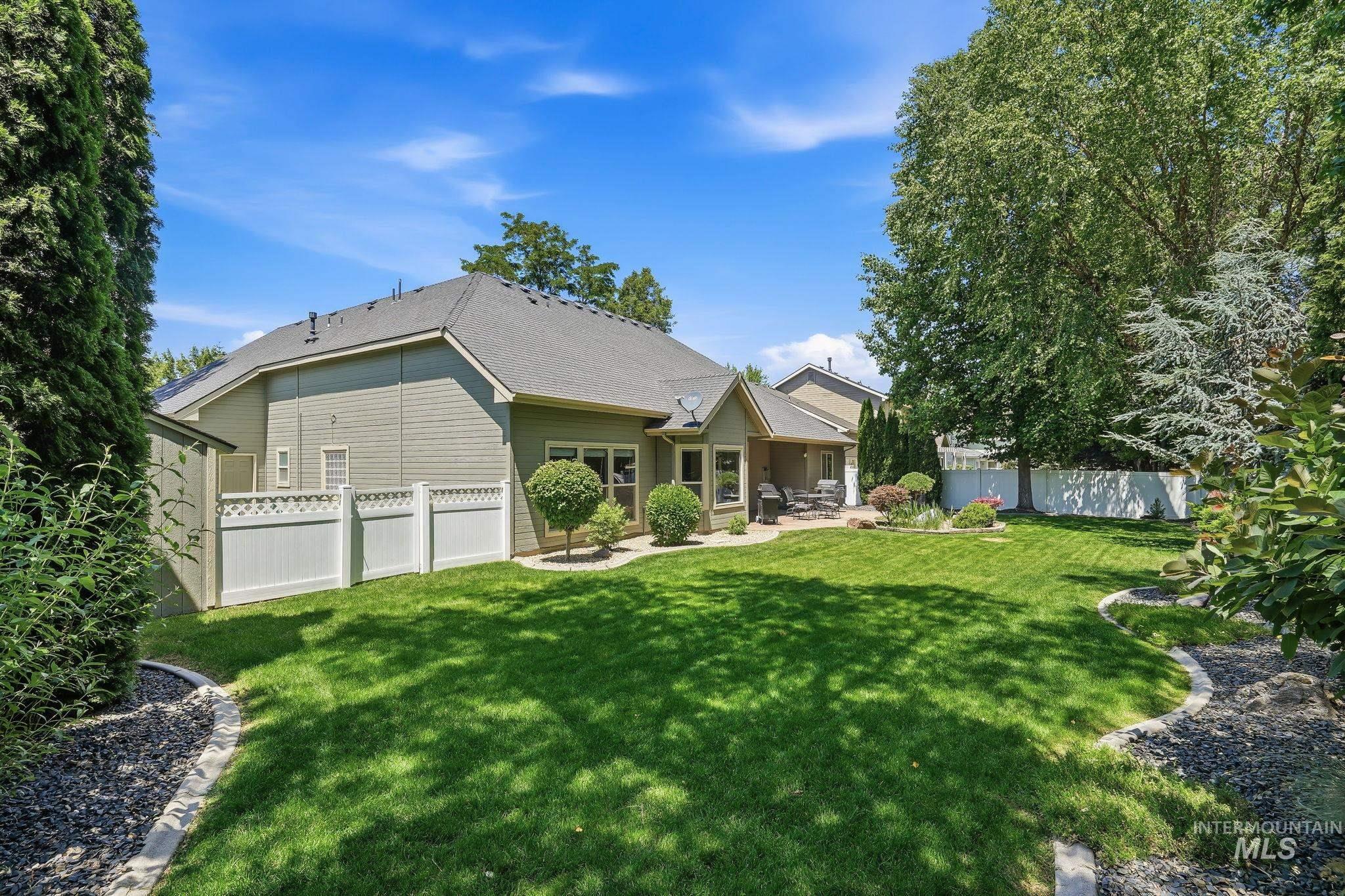2750 S Bear Claw Way, Meridian, Idaho 83642-4469, 4 Bedrooms, 2.5 Bathrooms, Residential For Sale, Price $674,900,MLS 98991006