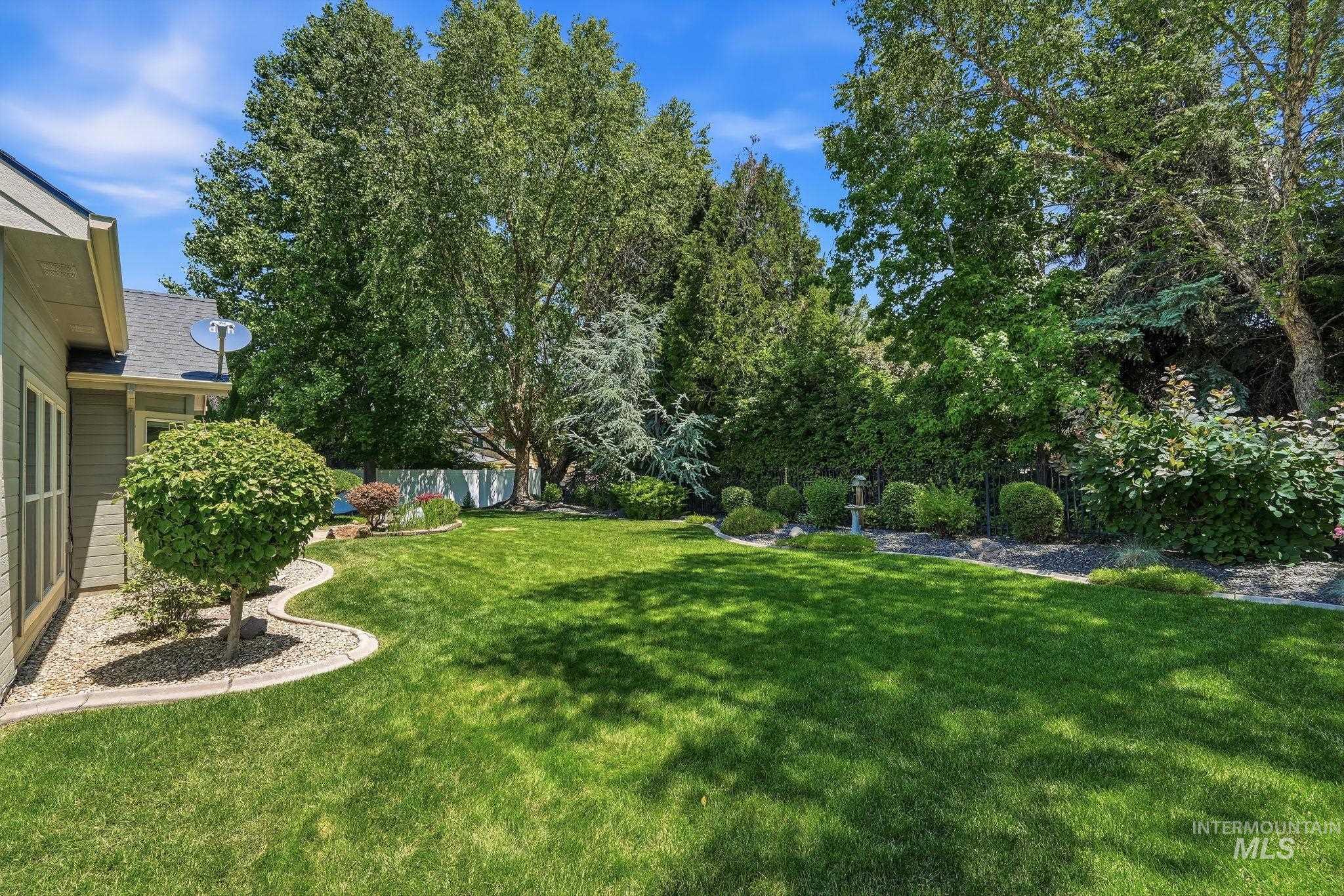 2750 S Bear Claw Way, Meridian, Idaho 83642-4469, 4 Bedrooms, 2.5 Bathrooms, Residential For Sale, Price $674,900,MLS 98991006