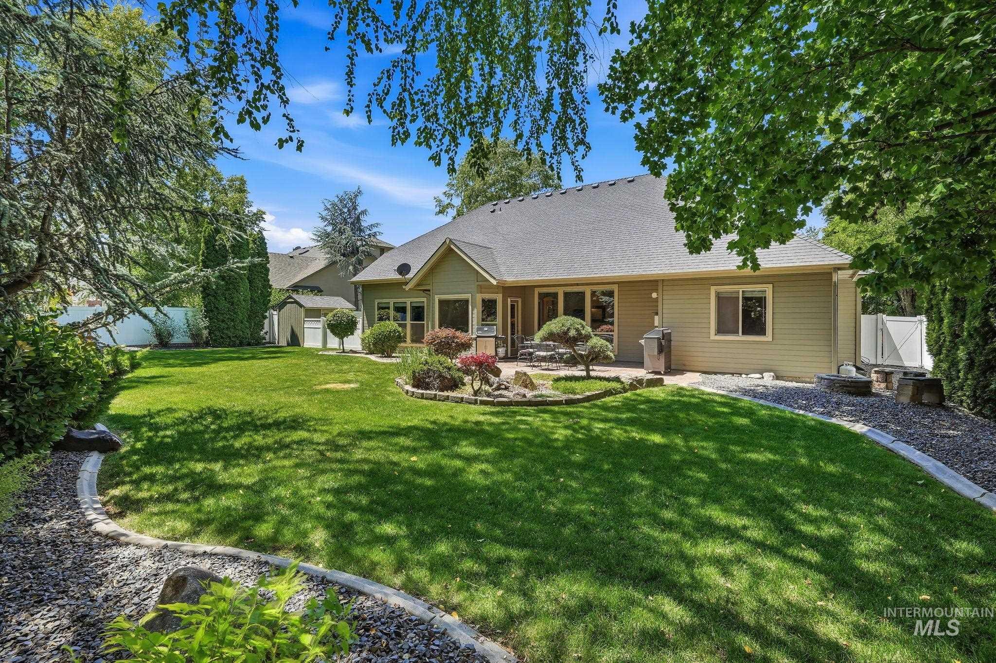 2750 S Bear Claw Way, Meridian, Idaho 83642-4469, 4 Bedrooms, 2.5 Bathrooms, Residential For Sale, Price $674,900,MLS 98991006