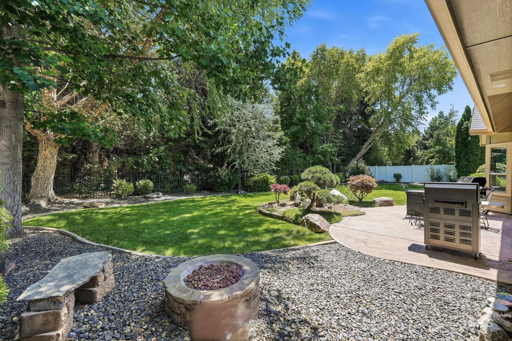 2750 S Bear Claw Way, Meridian, Idaho 83642-4469, 4 Bedrooms, 2.5 Bathrooms, Residential For Sale, Price $674,900,MLS 98991006