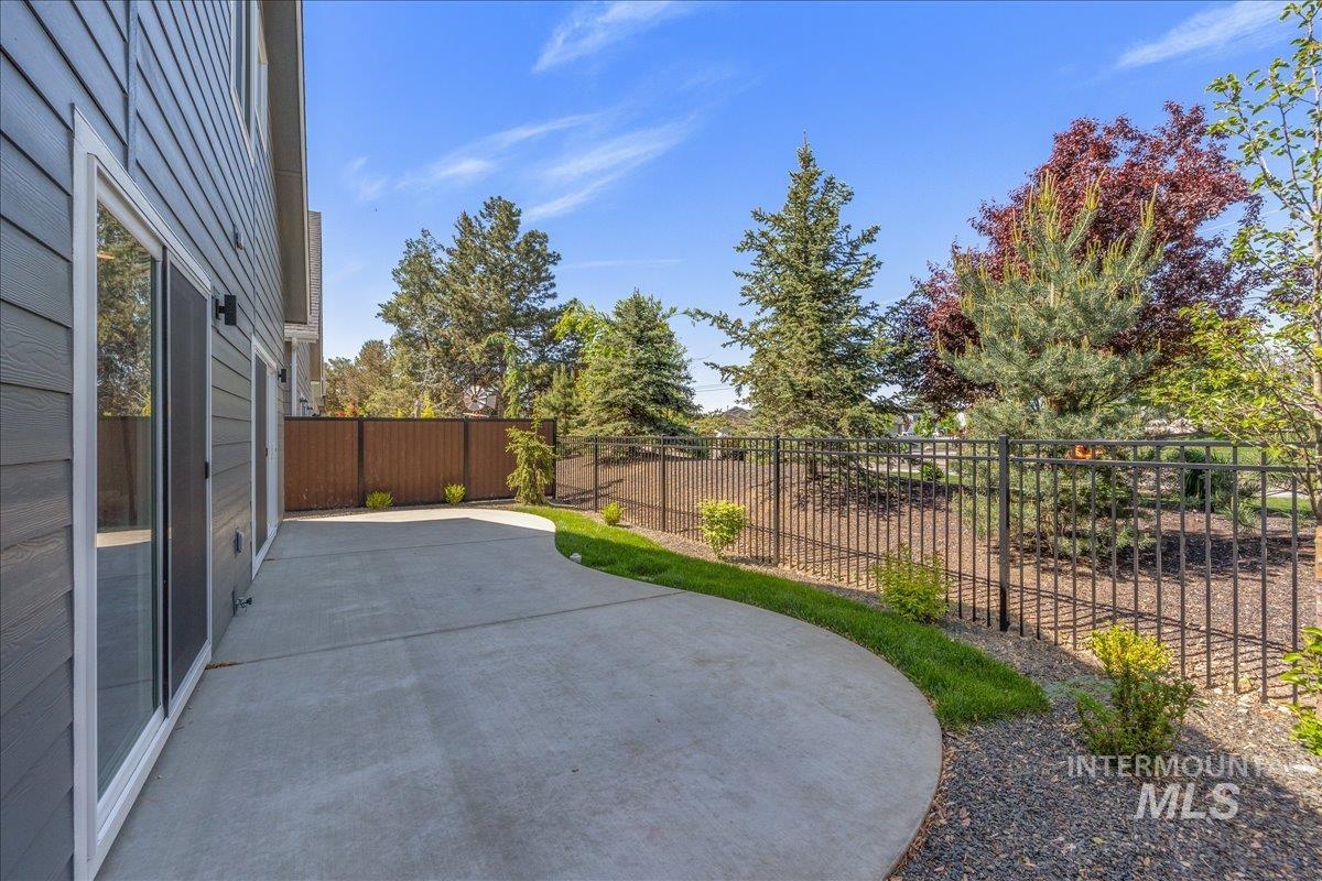 1225 N Meadowglen Ave, Meridian, Idaho 83642, 4 Bedrooms, 3 Bathrooms, Residential For Sale, Price $529,900, 98991012