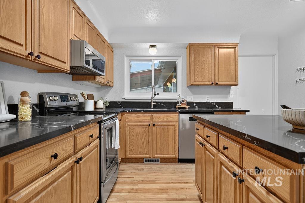 3324 W Tucker, Boise, Idaho 83703, 3 Bedrooms, 2 Bathrooms, Residential Income For Sale, Price $819,000, 98991017