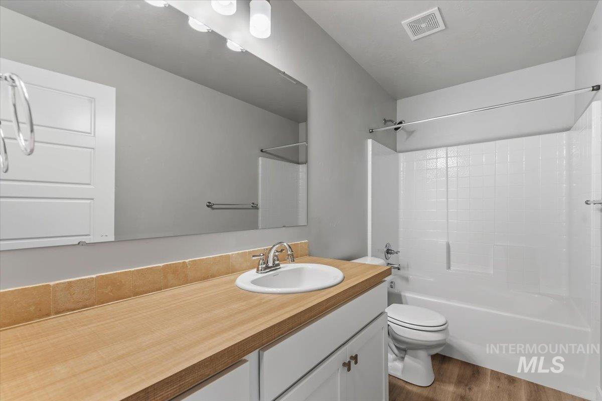 5170 N N Maplestone Ave., Meridian, Idaho 83646, 3 Bedrooms, 2 Bathrooms, Residential For Sale, Price $425,000, 98991038