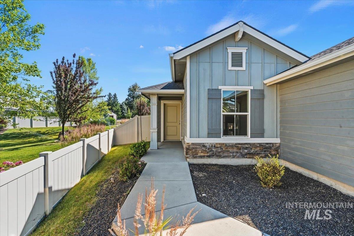 5170 N N Maplestone Ave., Meridian, Idaho 83646, 3 Bedrooms, 2 Bathrooms, Residential For Sale, Price $425,000, 98991038