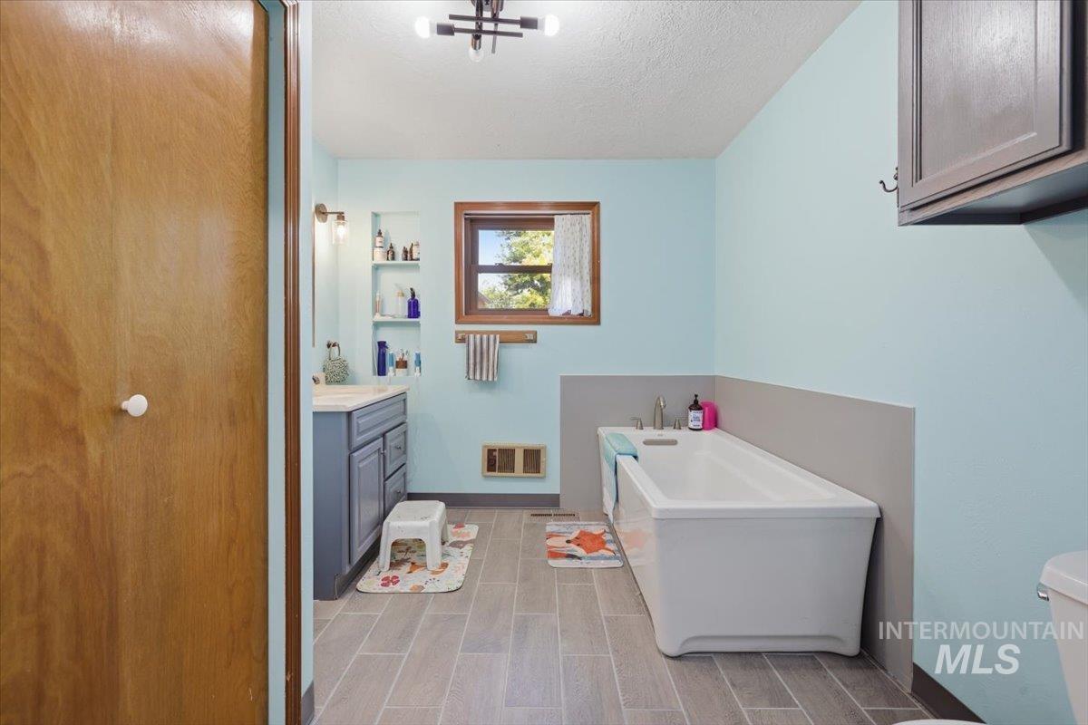 2717 E Victory, Nampa, Idaho 83687, 4 Bedrooms, 3 Bathrooms, Farm & Ranch For Sale, Price $739,900,MLS 98991041