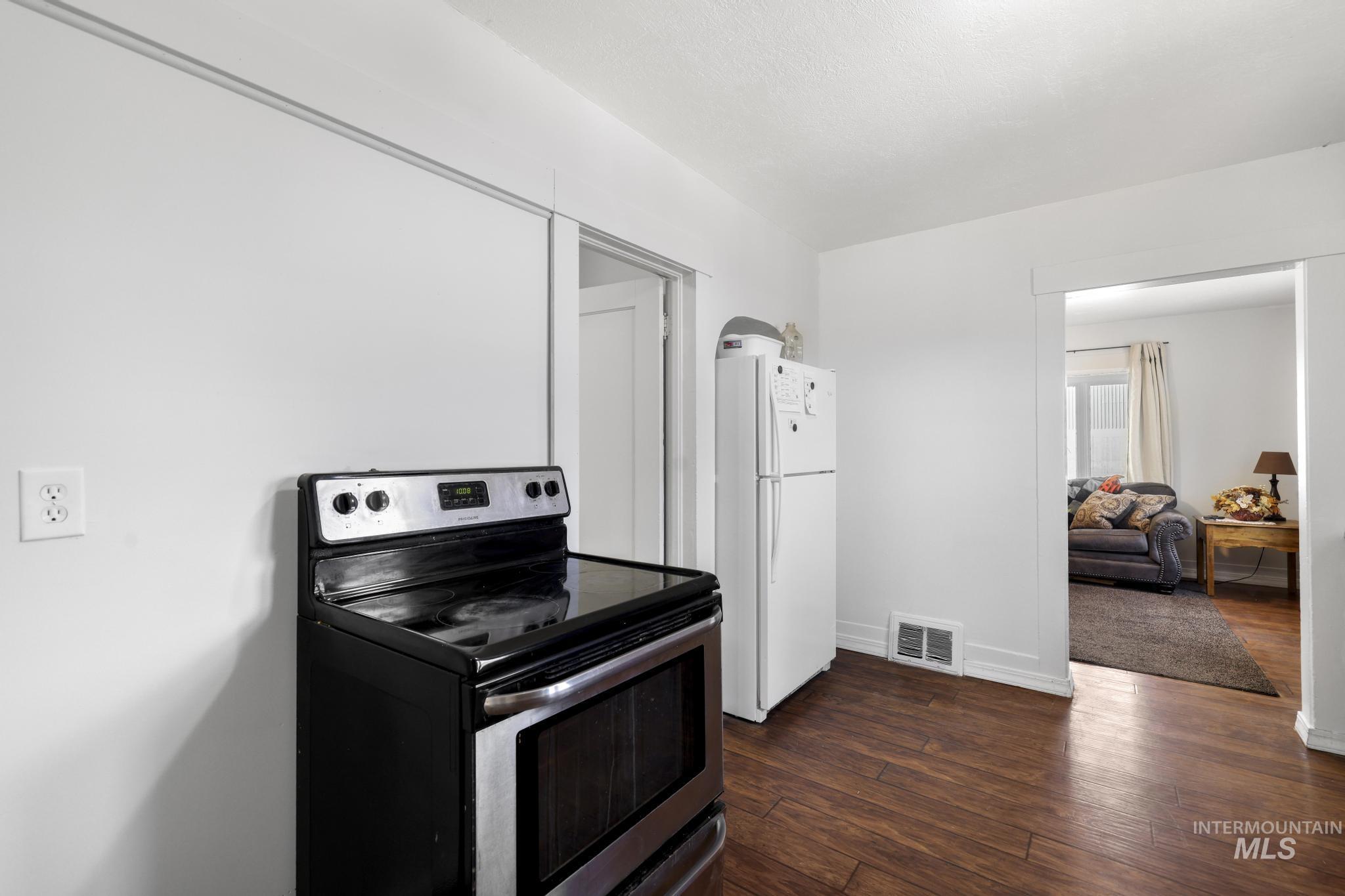 212 8th Ave S, Buhl, Idaho 83316-1323, 2 Bedrooms, 1 Bathroom, Residential For Sale, Price $195,000, 98991051