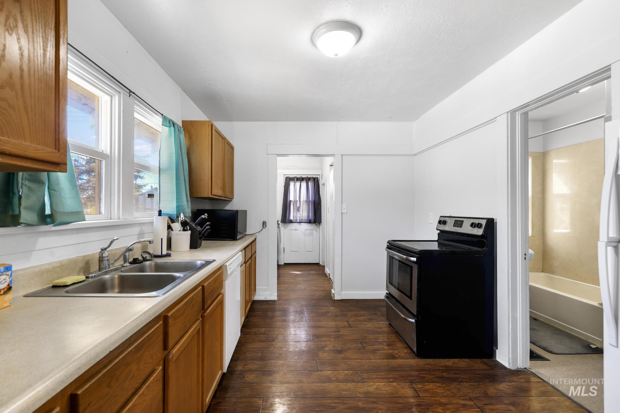 212 8th Ave S, Buhl, Idaho 83316-1323, 2 Bedrooms, 1 Bathroom, Residential For Sale, Price $195,000, 98991051