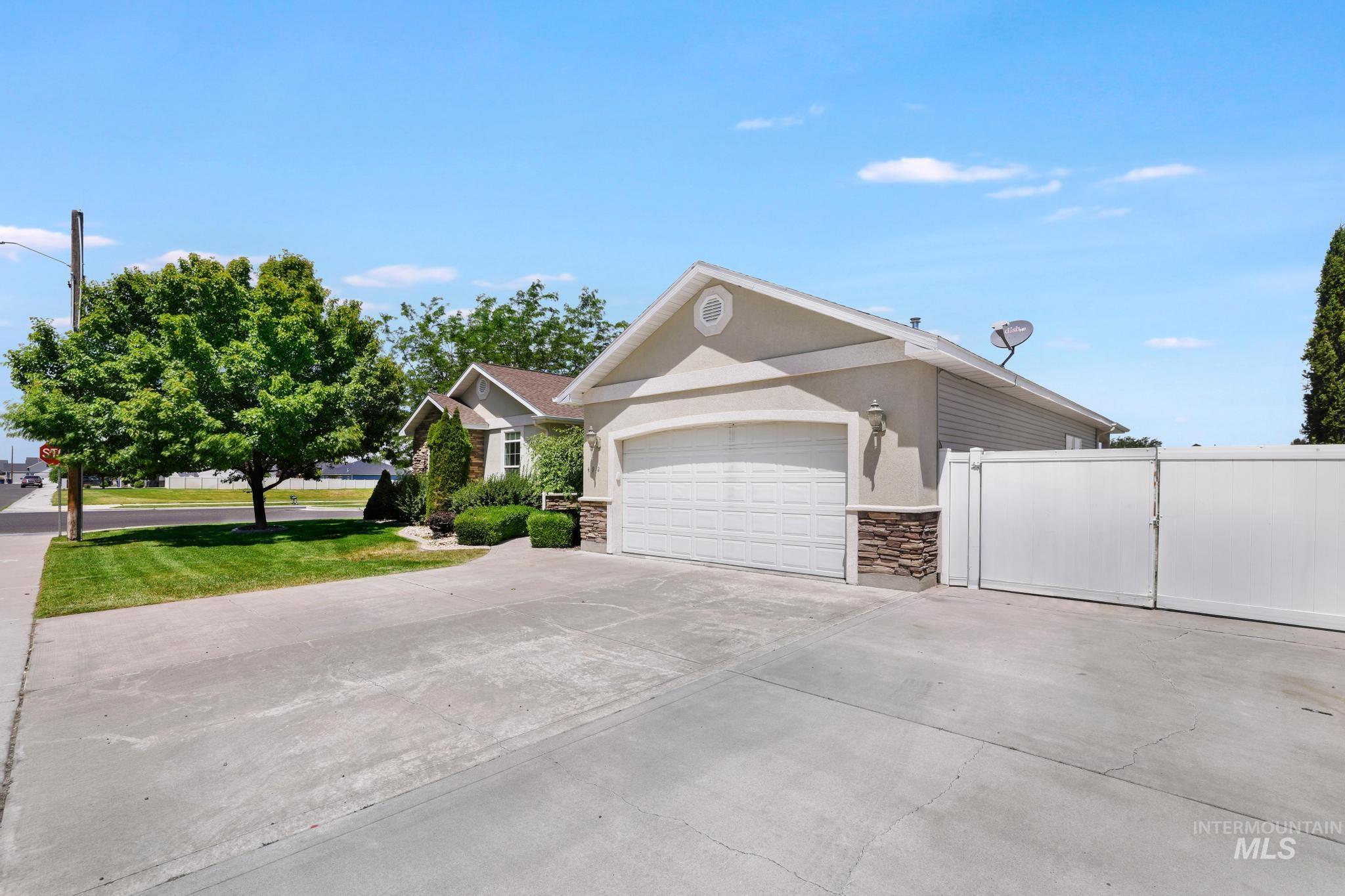 492 Shadetree Trail, Twin Falls, Idaho 83301-2917, 3 Bedrooms, 2 Bathrooms, Residential For Sale, Price $430,000,MLS 98991062
