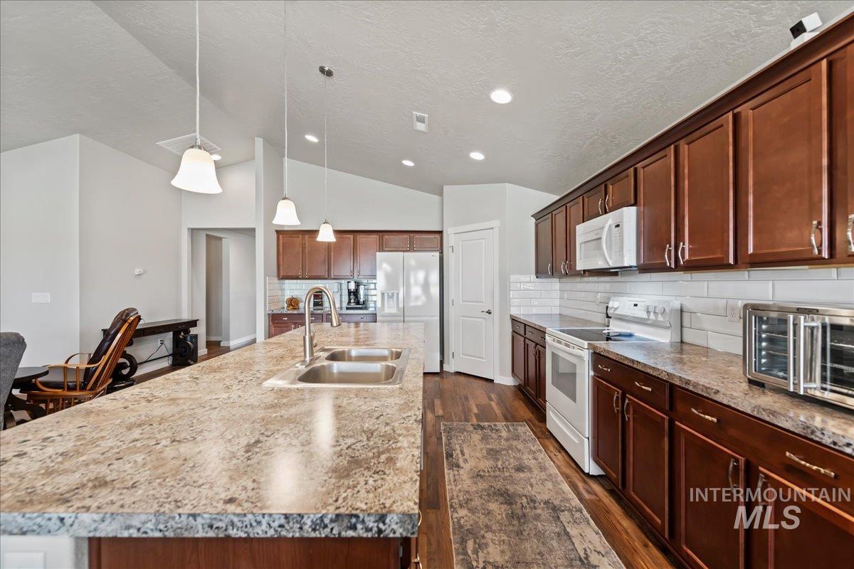 15063 N Fishing Creek Ave, Nampa, Idaho 83651-3007, 3 Bedrooms, 2 Bathrooms, Residential For Sale, Price $459,900,MLS 98991066
