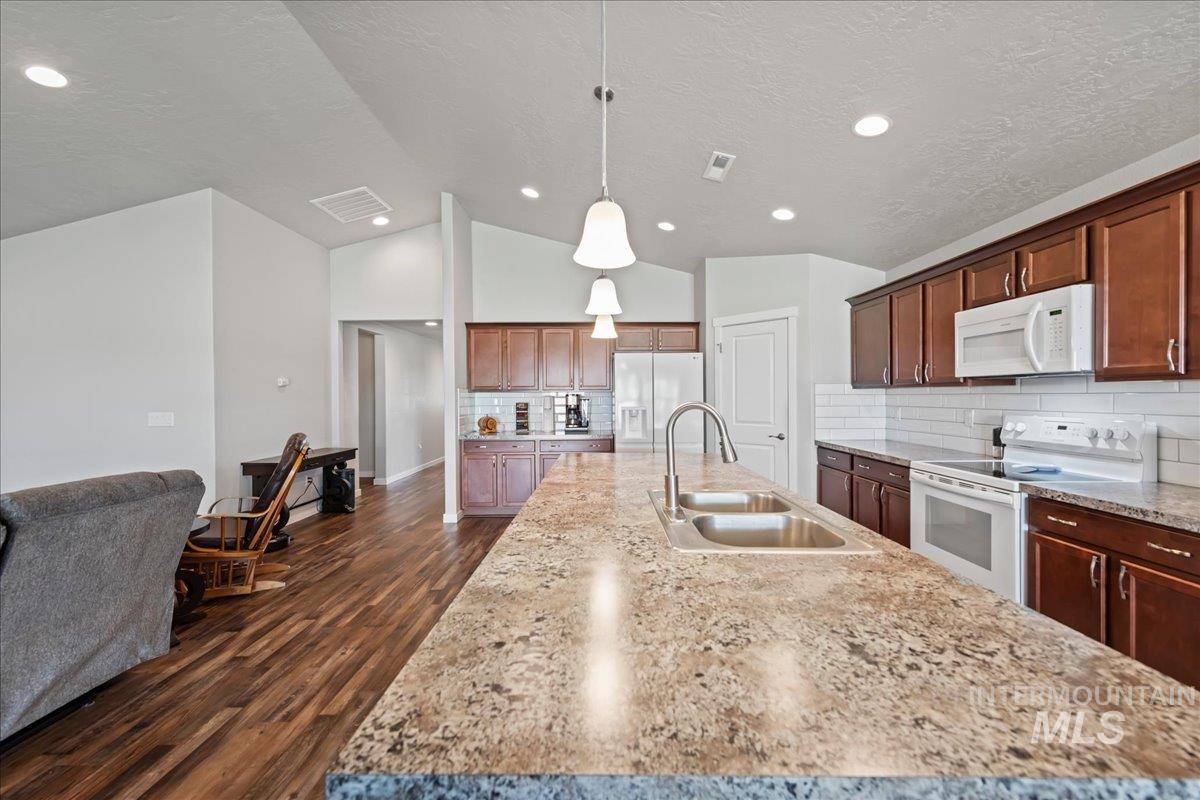 15063 N Fishing Creek Ave, Nampa, Idaho 83651-3007, 3 Bedrooms, 2 Bathrooms, Residential For Sale, Price $459,900,MLS 98991066