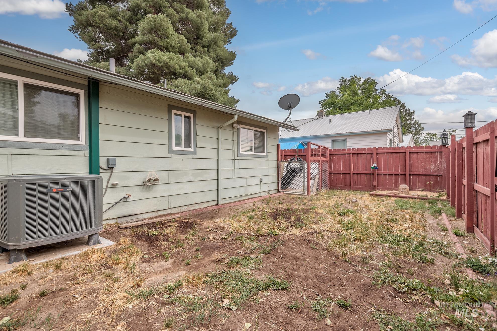 283 NW 6th St, Ontario, Oregon 97914, 4 Bedrooms, 2 Bathrooms, Residential For Sale, Price $289,900, 98991077