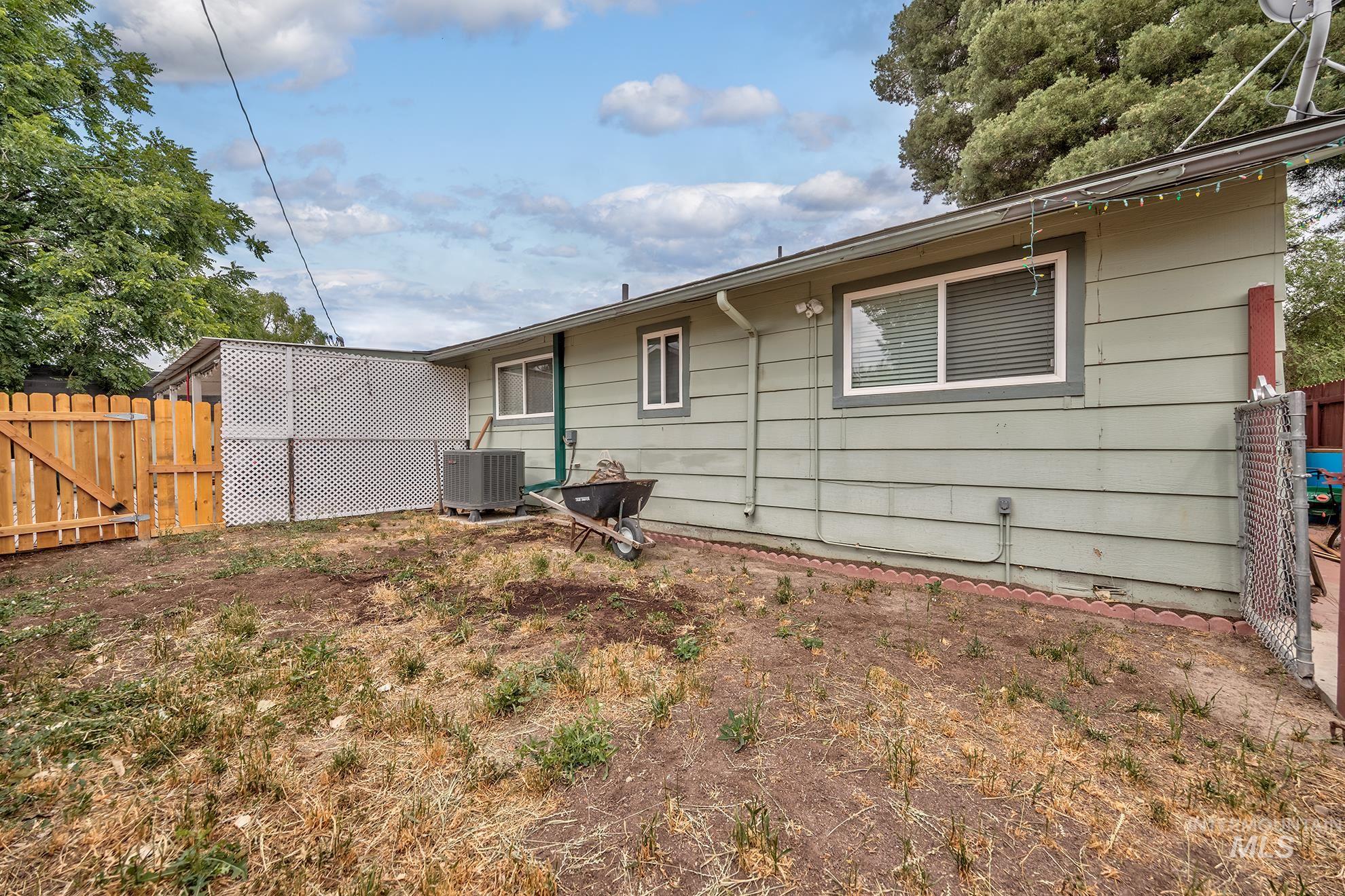283 NW 6th St, Ontario, Oregon 97914, 4 Bedrooms, 2 Bathrooms, Residential For Sale, Price $289,900, 98991077