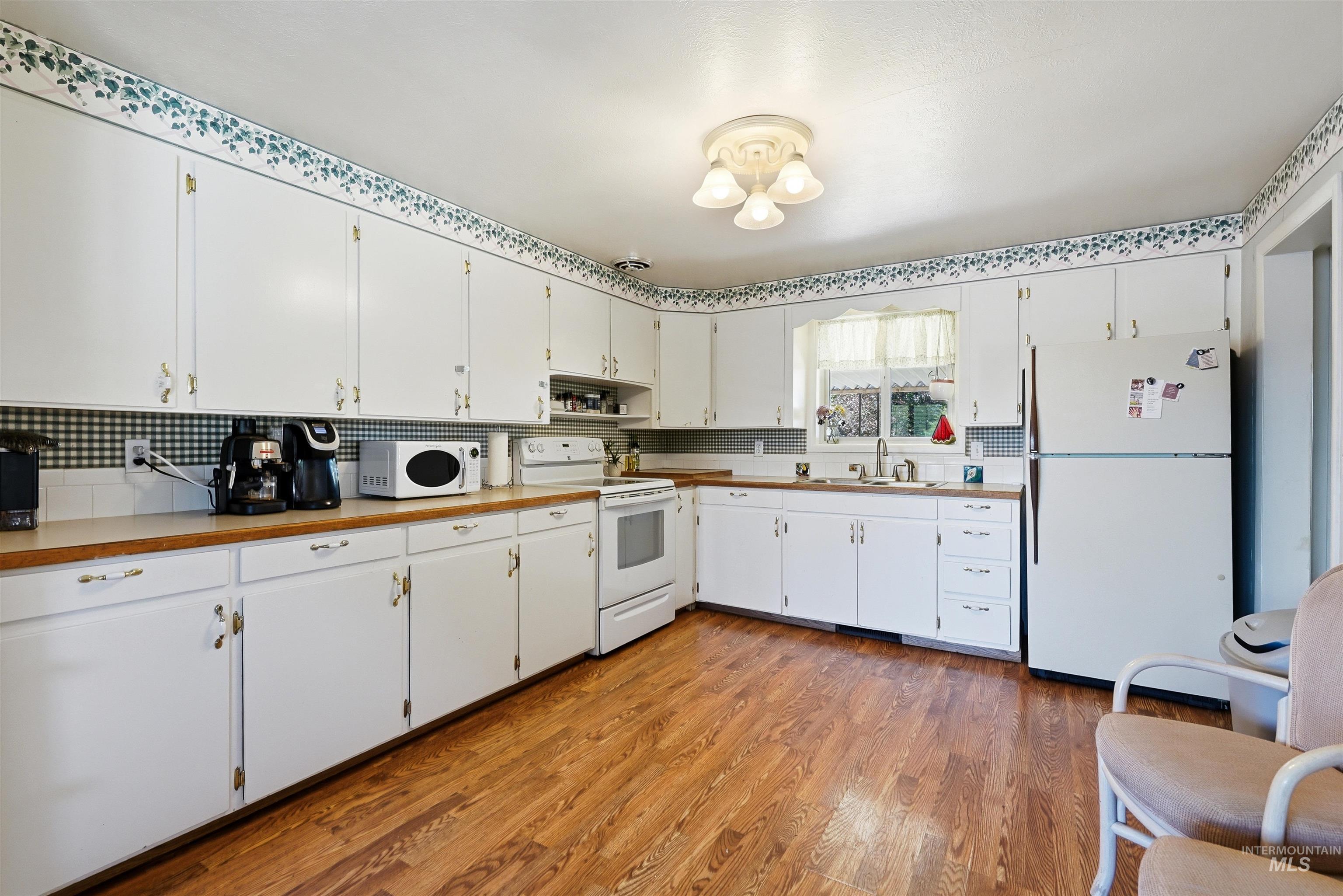 1725 E Sherman Ave, Nampa, Idaho 83686, 3 Bedrooms, 1.5 Bathrooms, Residential For Sale, Price $364,900,MLS 98991101