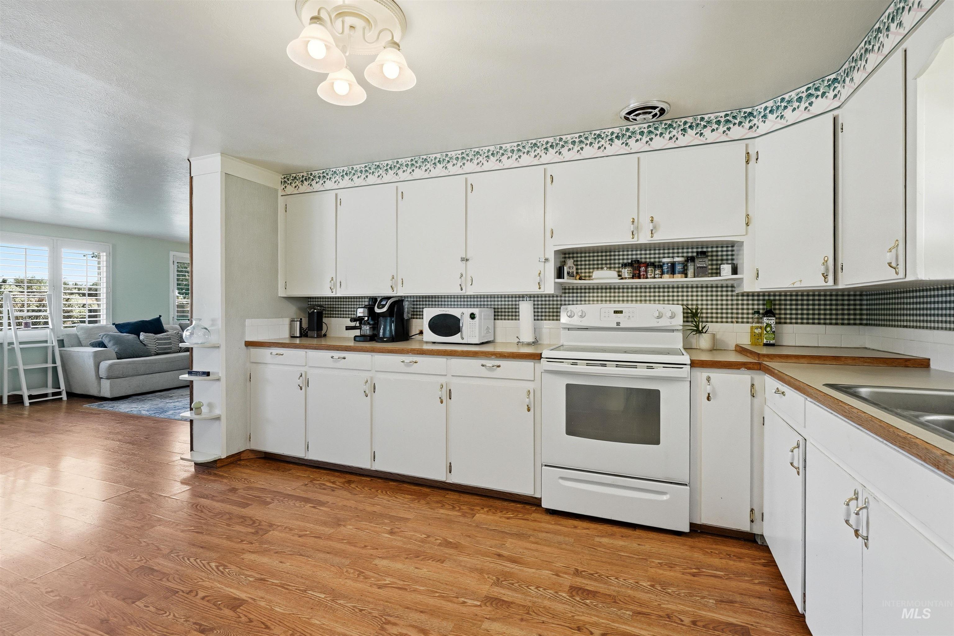 1725 E Sherman Ave, Nampa, Idaho 83686, 3 Bedrooms, 1.5 Bathrooms, Residential For Sale, Price $364,900,MLS 98991101