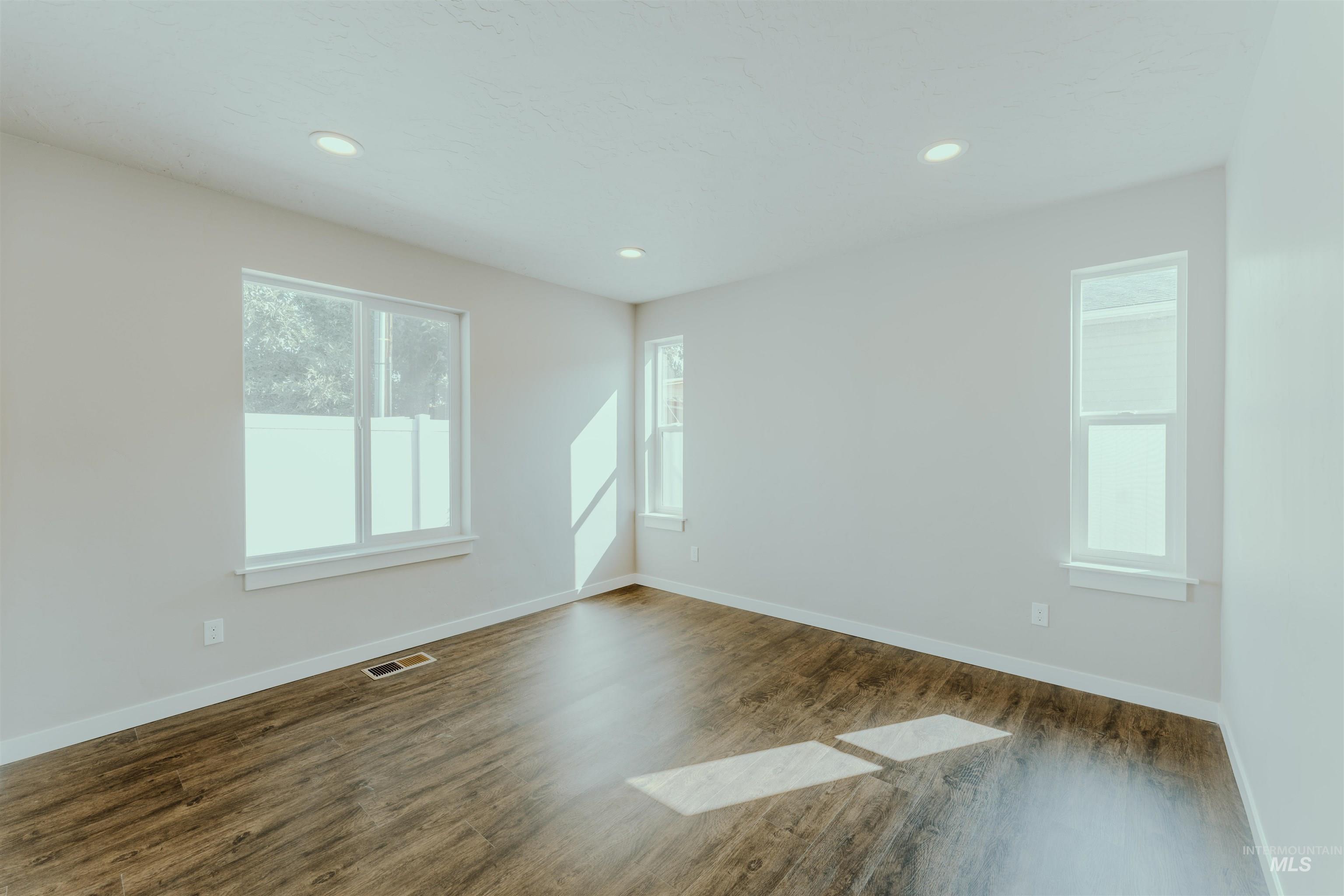 1231 Phillips Circle, Ontario, Oregon 97914-3905, 2 Bedrooms, 2 Bathrooms, Residential For Sale, Price $270,000, 98991103
