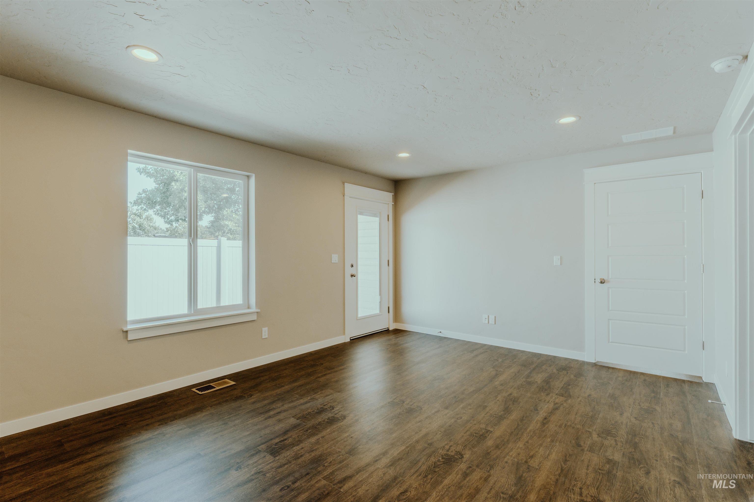 1231 Phillips Circle, Ontario, Oregon 97914-3905, 2 Bedrooms, 2 Bathrooms, Residential For Sale, Price $270,000, 98991103