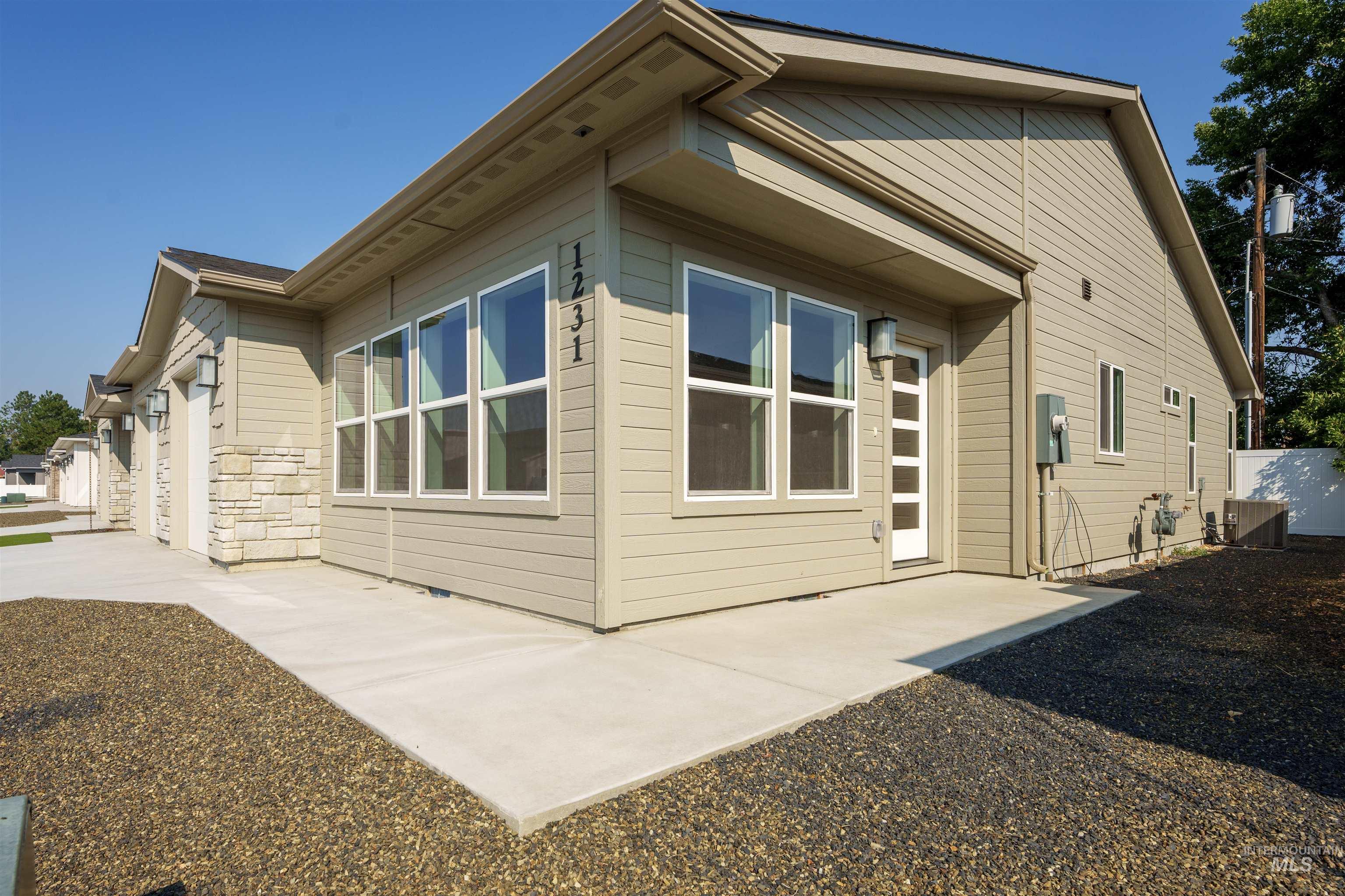 1231 Phillips Circle, Ontario, Oregon 97914-3905, 2 Bedrooms, 2 Bathrooms, Residential For Sale, Price $270,000, 98991103