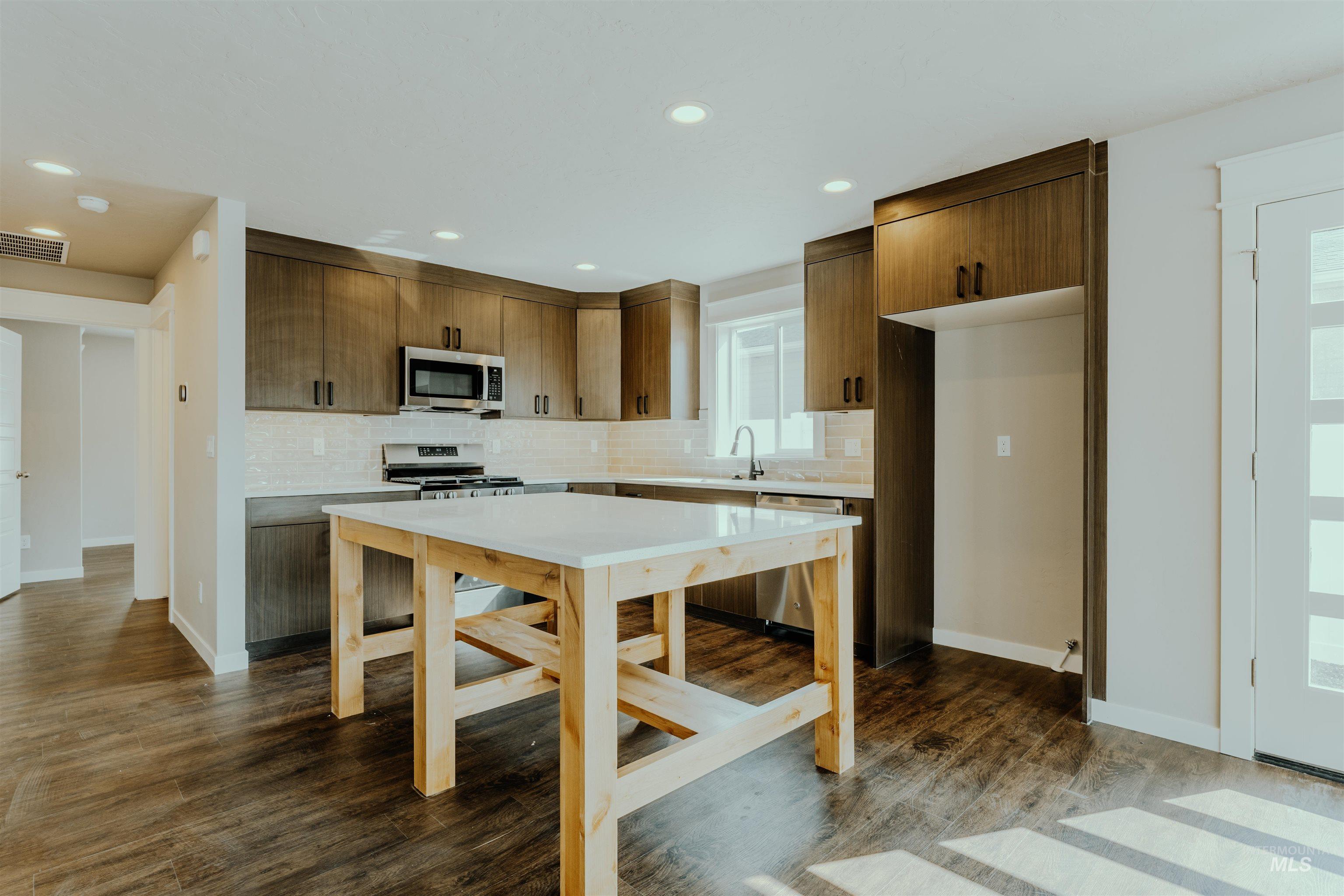 1231 Phillips Circle, Ontario, Oregon 97914-3905, 2 Bedrooms, 2 Bathrooms, Residential For Sale, Price $270,000, 98991103