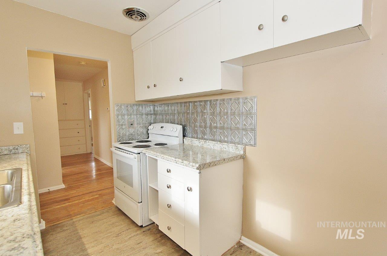 5924 W Overland Rd, Boise, Idaho 83709, 3 Bedrooms, 1.5 Bathrooms, Residential For Sale, Price $440,000,MLS 98991118