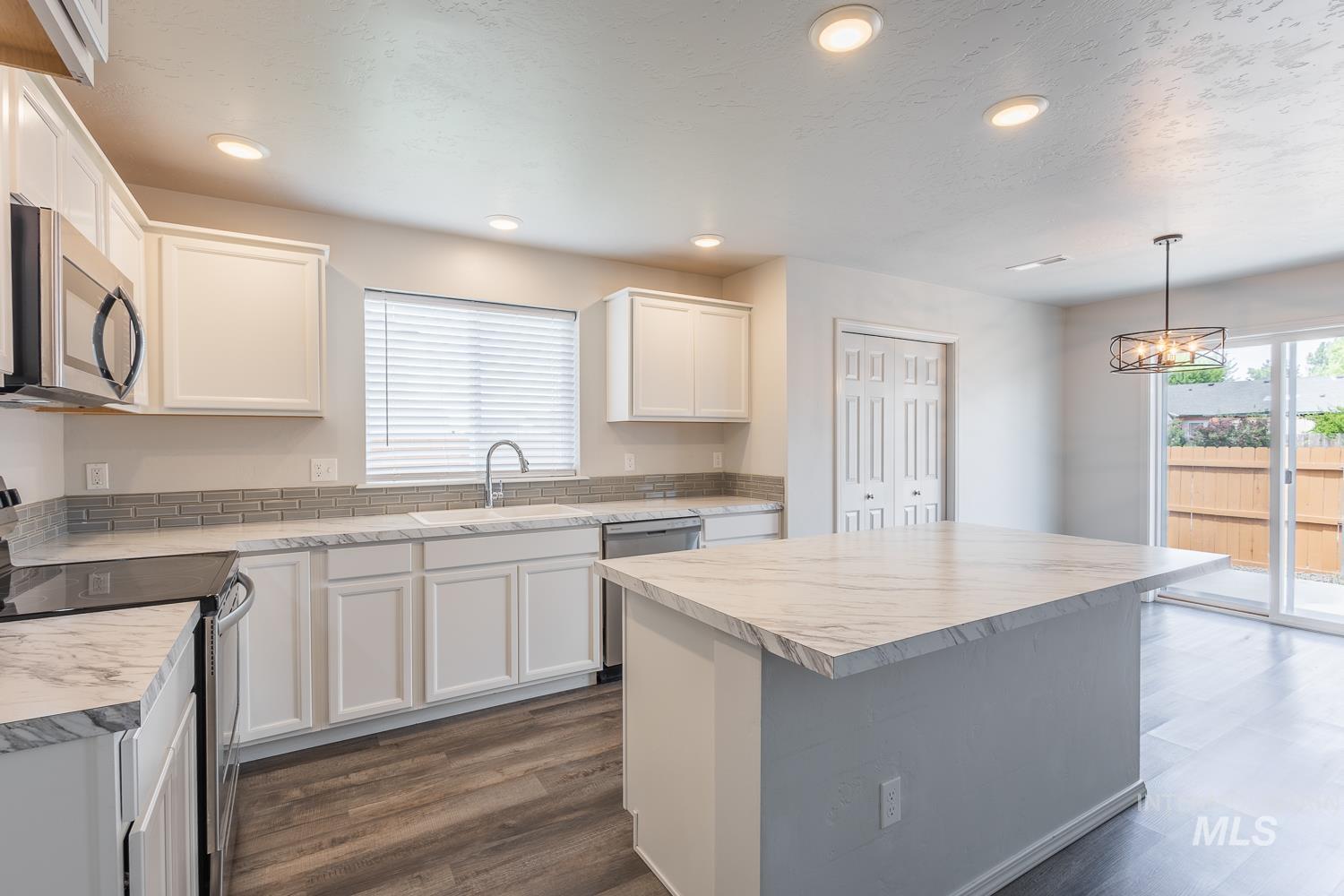 930 SW Accipiter Pl., Mountain Home, Idaho 83647, 4 Bedrooms, 2.5 Bathrooms, Residential For Sale, Price $470,000, 98991127