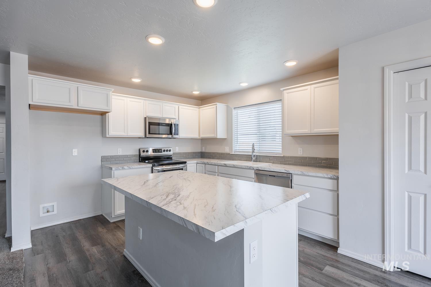930 SW Accipiter Pl., Mountain Home, Idaho 83647, 4 Bedrooms, 2.5 Bathrooms, Residential For Sale, Price $470,000, 98991127
