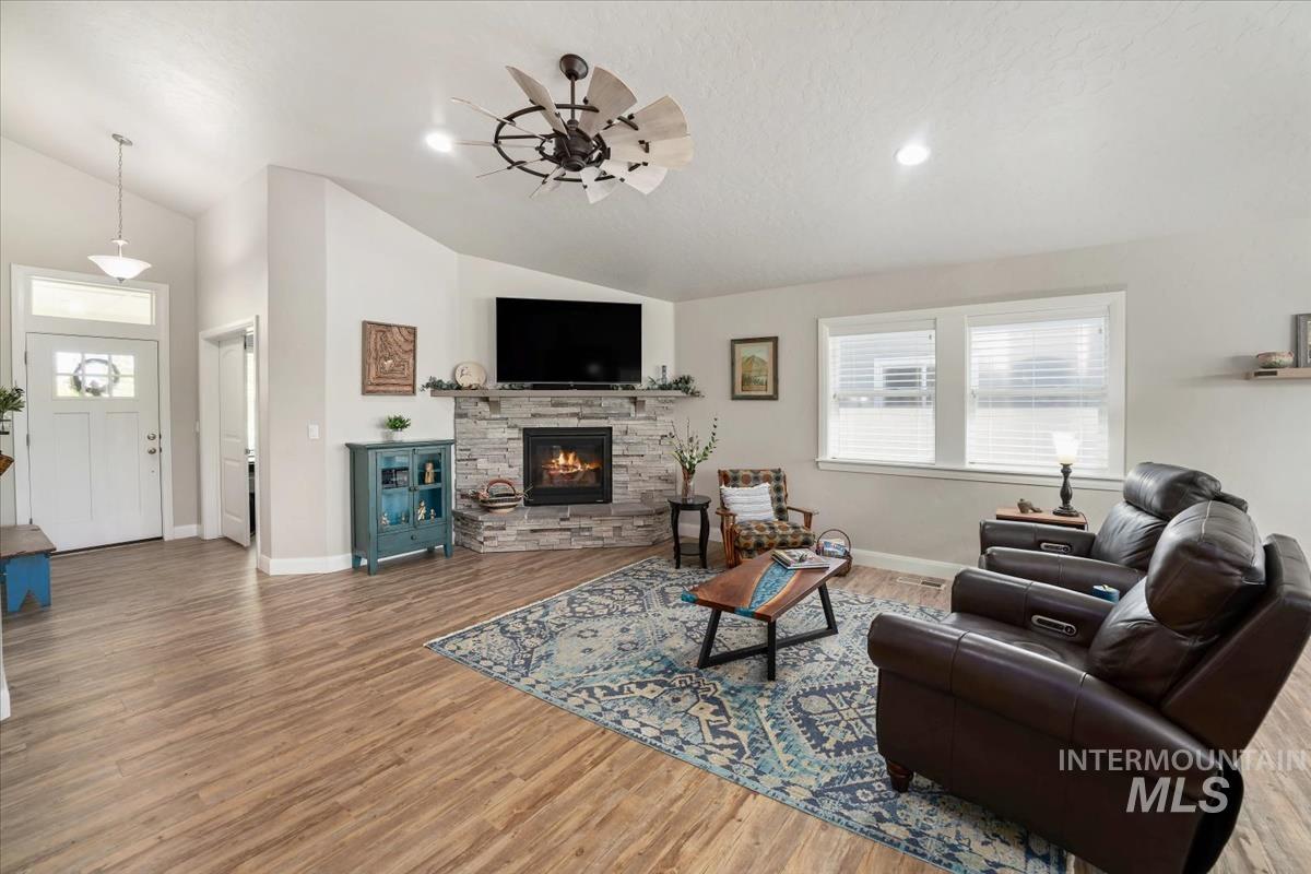 1301 E Timber Trail Dr, Kuna, Idaho 83634, 3 Bedrooms, 2 Bathrooms, Residential For Sale, Price $549,999,MLS 98991142