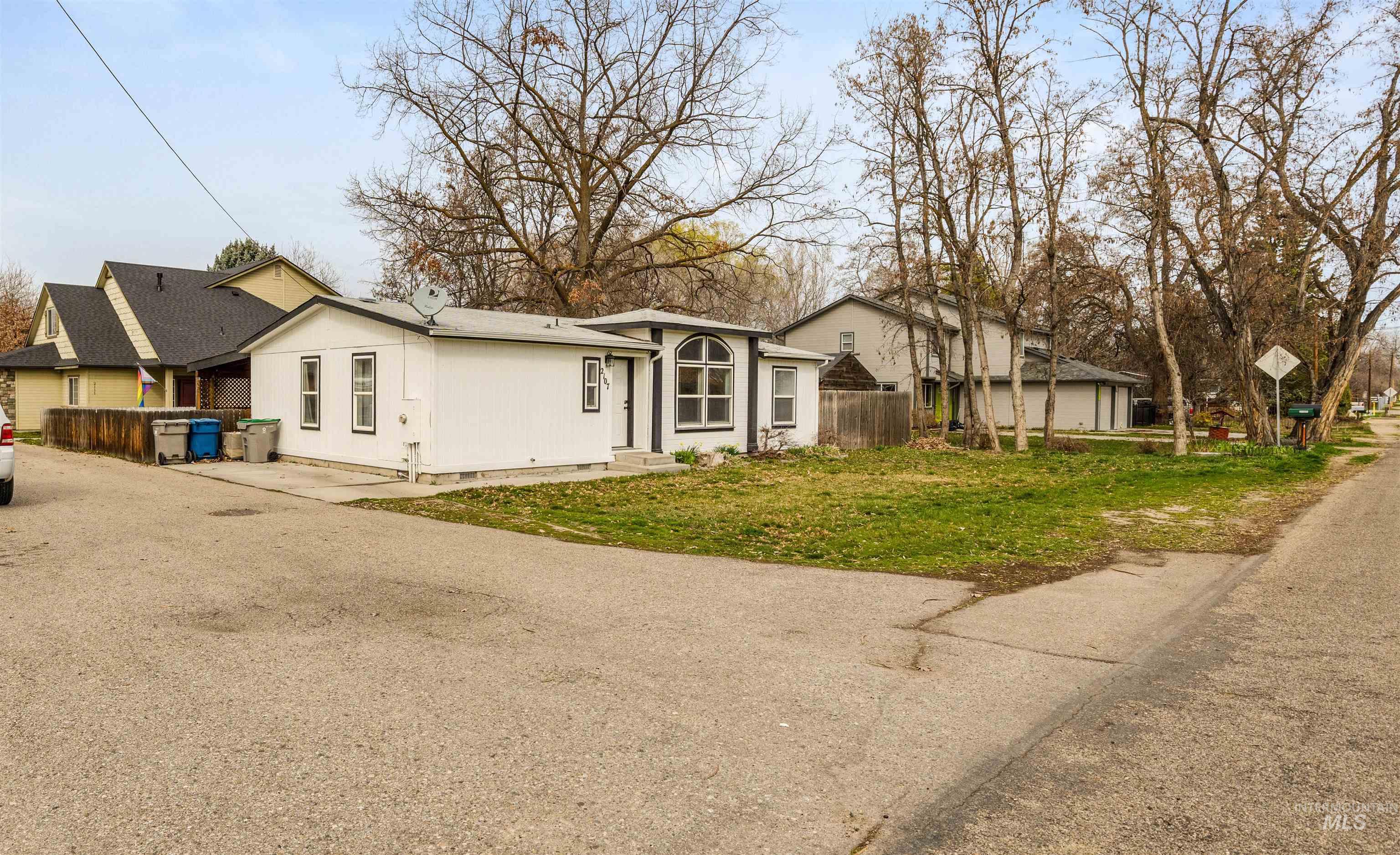 2107 S Phillippi Street, Boise, Idaho 83705, 3 Bedrooms, 2 Bathrooms, Residential For Sale, Price $350,000,MLS 98991153