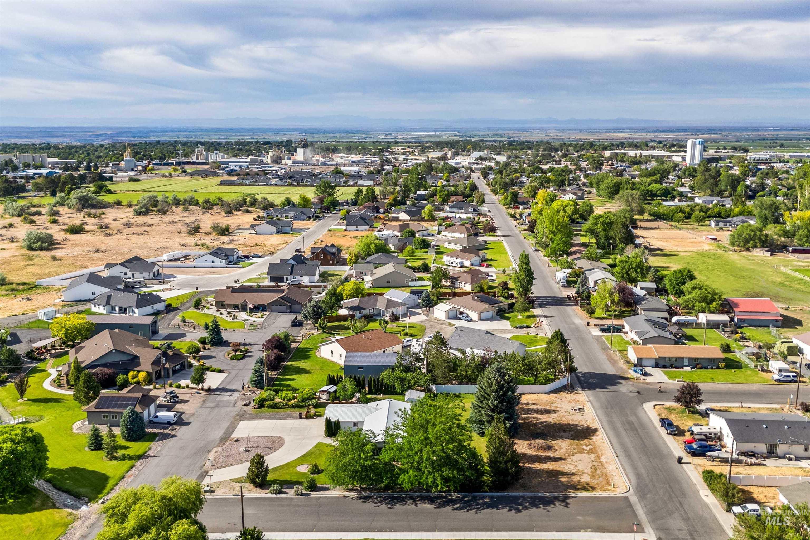 1001 Applewood Drive, Buhl, Idaho 83316, 3 Bedrooms, 2 Bathrooms, Residential For Sale, Price $389,900, 98991181