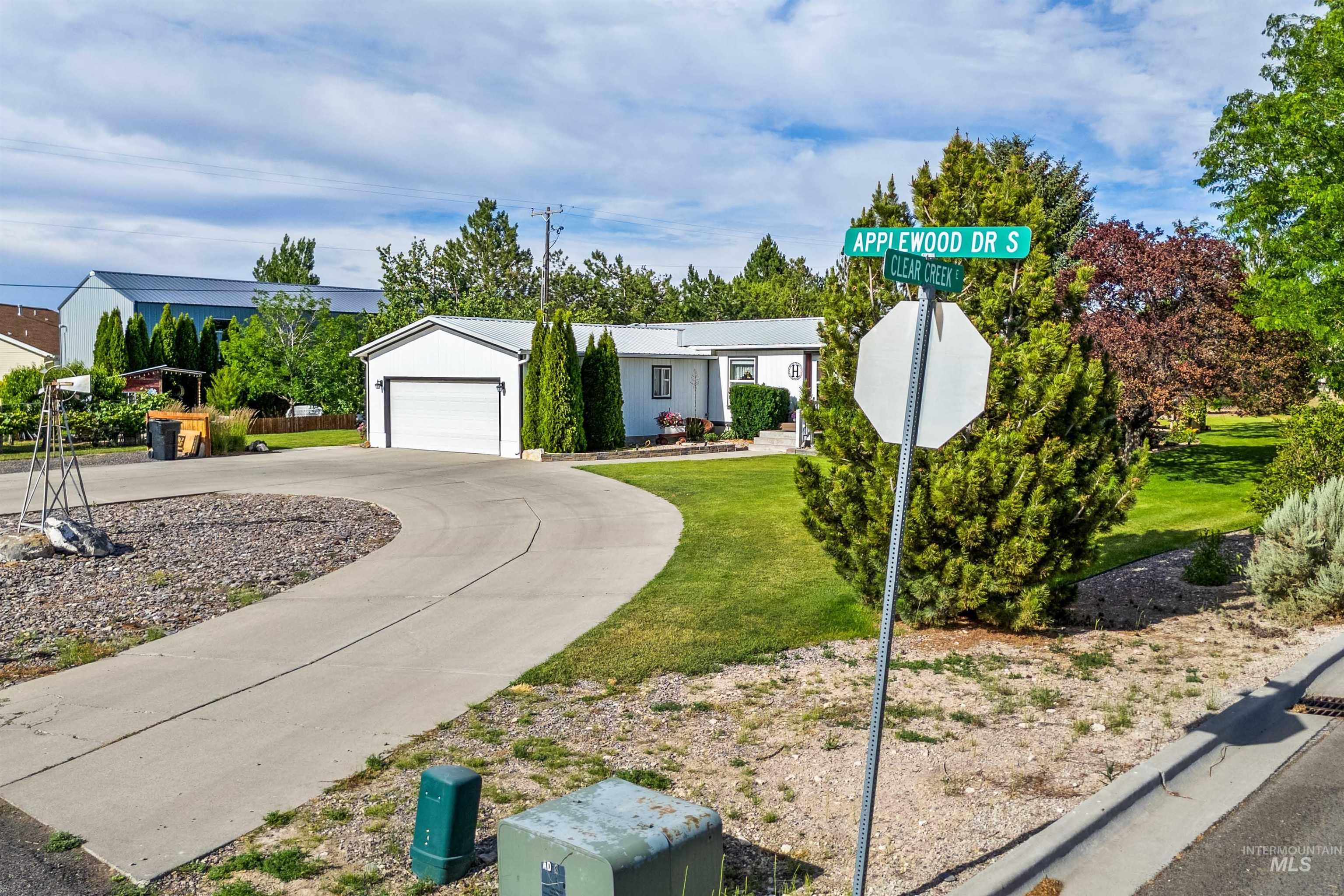 1001 Applewood Drive, Buhl, Idaho 83316, 3 Bedrooms, 2 Bathrooms, Residential For Sale, Price $389,900, 98991181