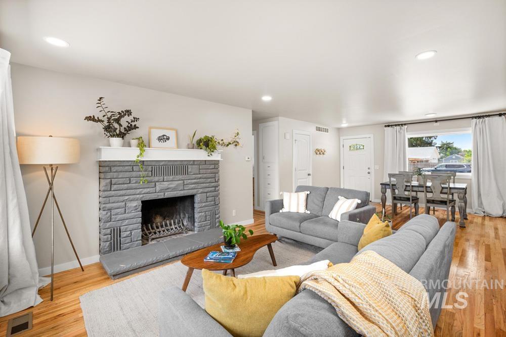 7308 W Maxwell Dr, Boise, Idaho 83704, 3 Bedrooms, 1.5 Bathrooms, Residential For Sale, Price $549,900, 98991185