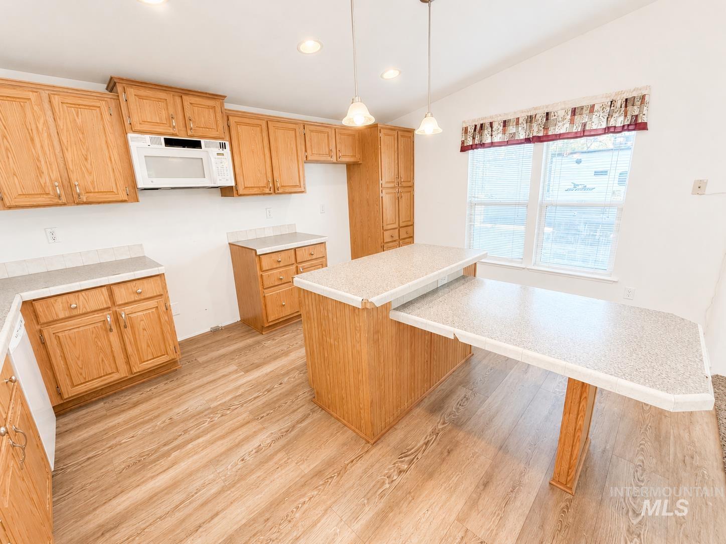 576 N Elmore, Glenns Ferry, Idaho 83623, 3 Bedrooms, 2 Bathrooms, Residential For Sale, Price $260,000,MLS 98991192