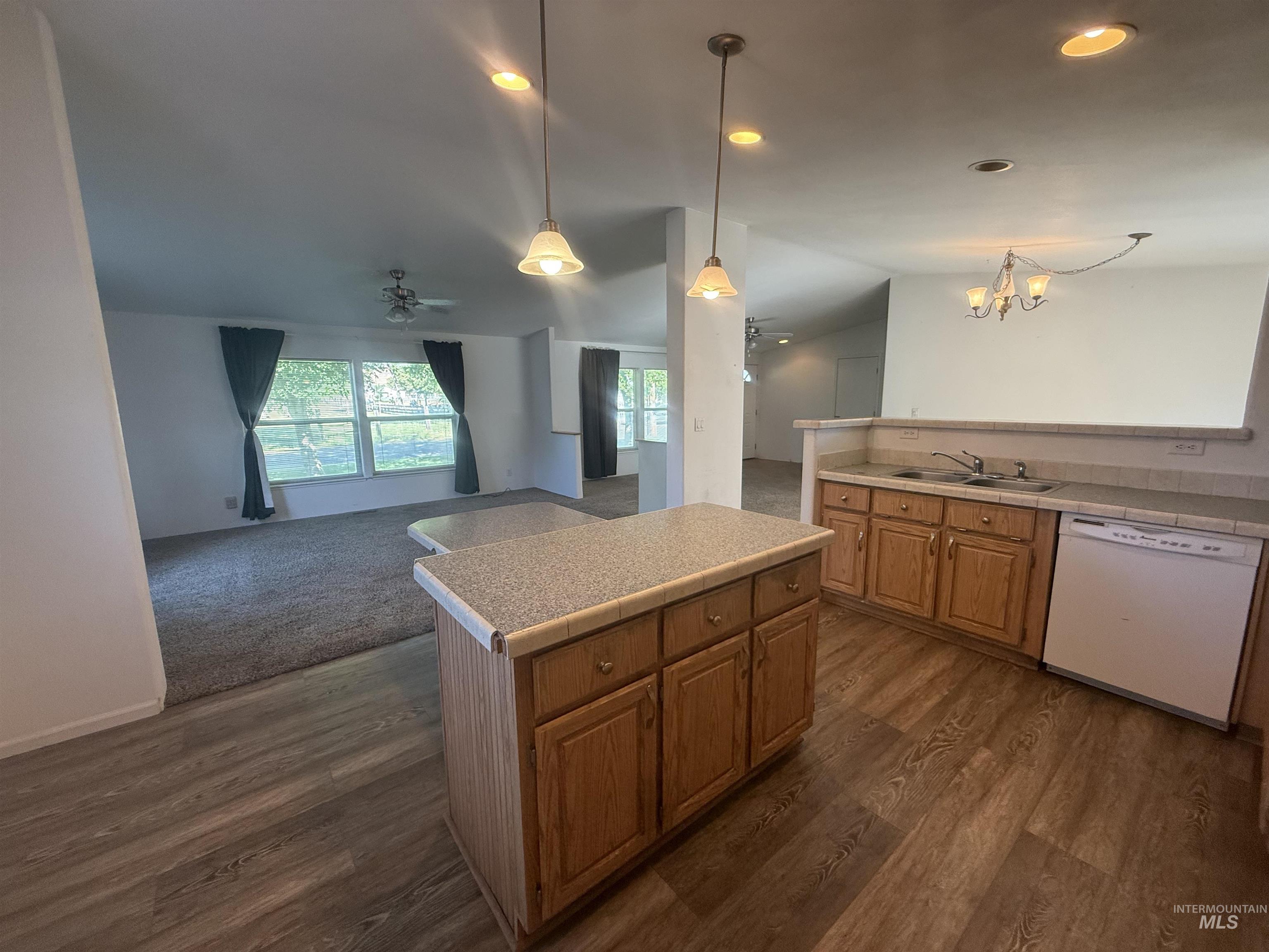 576 N Elmore, Glenns Ferry, Idaho 83623, 3 Bedrooms, 2 Bathrooms, Residential For Sale, Price $260,000, 98991192