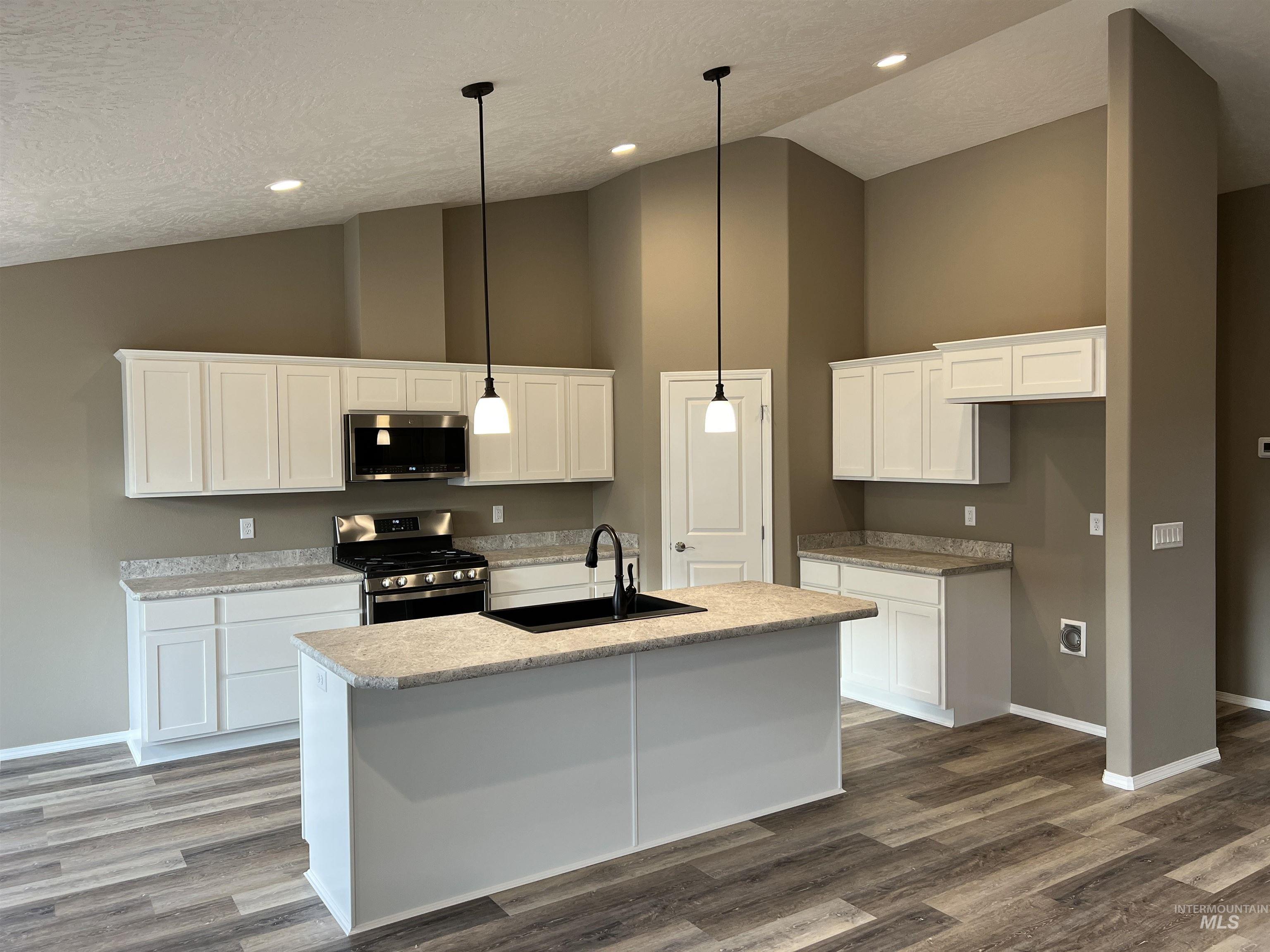 1746 Yellowstone Court, Lewiston, Idaho 83501, 3 Bedrooms, 2 Bathrooms, Residential For Sale, Price $599,900,MLS 98991211