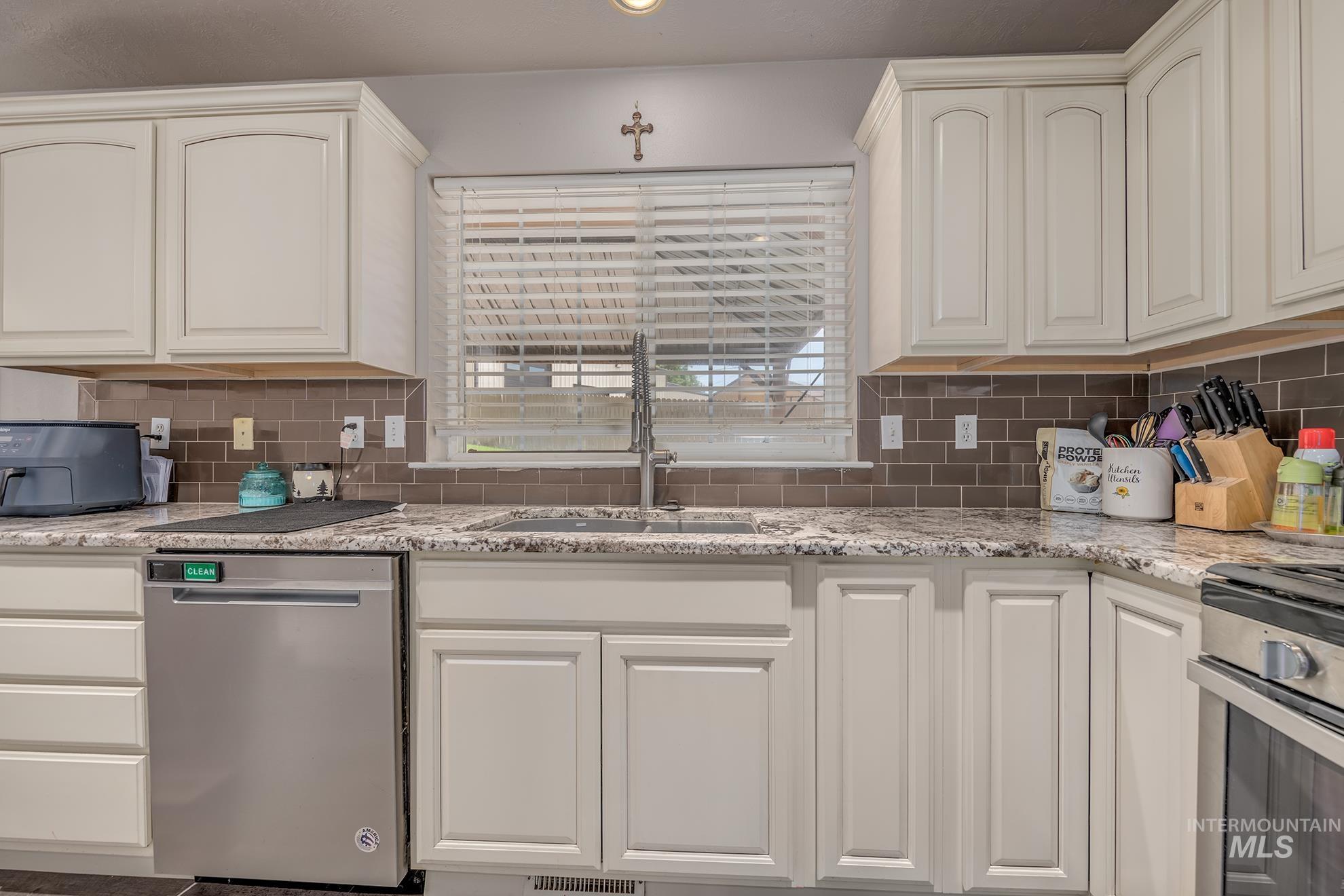 2102 1st Ave N, Payette, Idaho 83661, 4 Bedrooms, 3.5 Bathrooms, Residential For Sale, Price $425,000,MLS 98991213