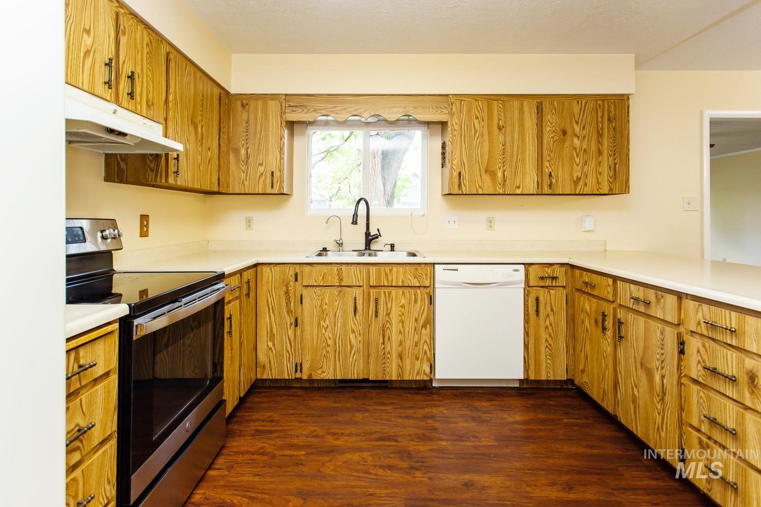 2572 Navajo Circle, Twin Falls, Idaho 83301, 4 Bedrooms, 3 Bathrooms, Residential For Sale, Price $450,000,MLS 98991218