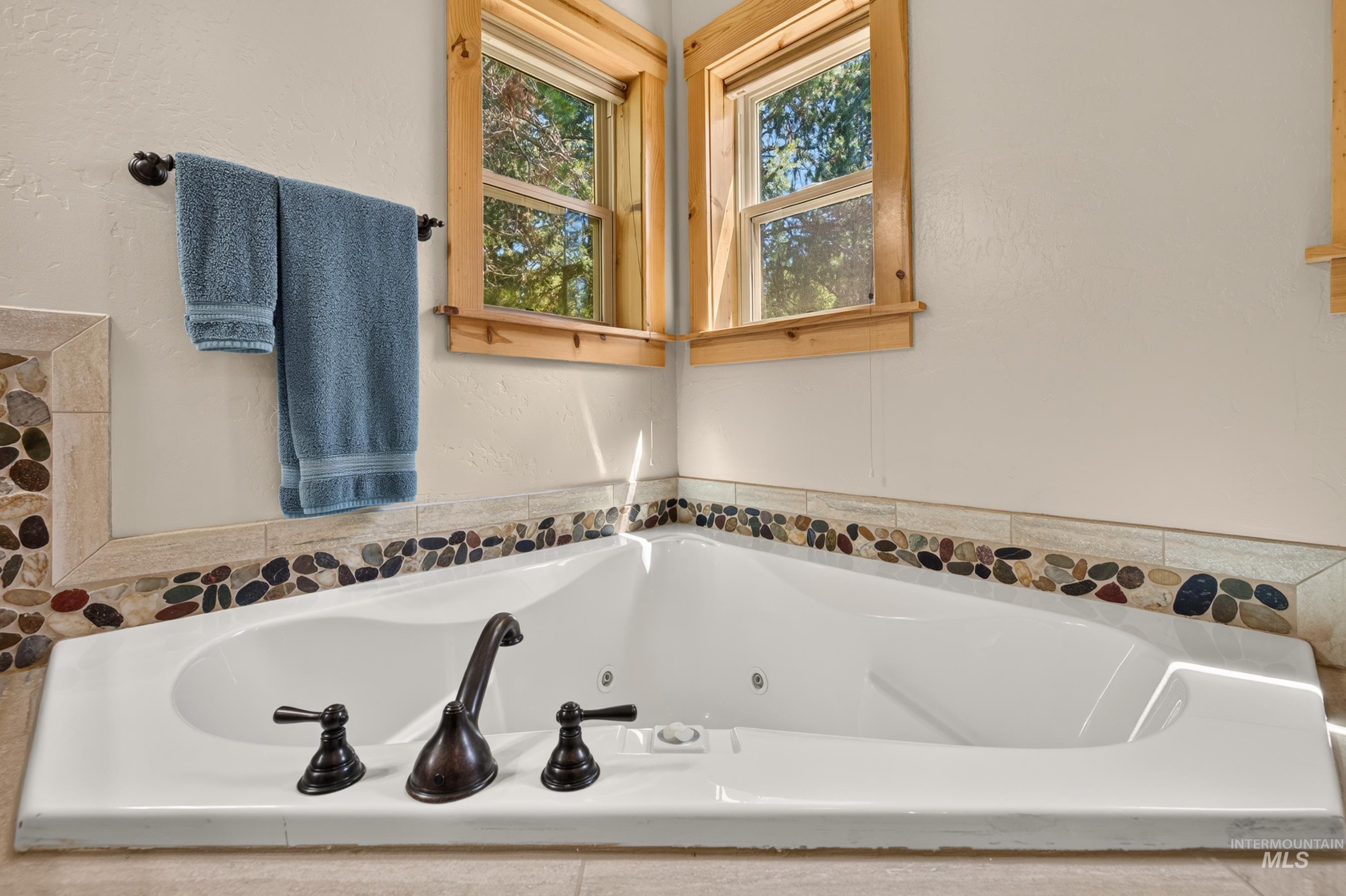 172 Lodgepole Lane, Donnelly, Idaho 83615, 3 Bedrooms, 2.5 Bathrooms, Residential For Sale, Price $1,100,000, 98991228