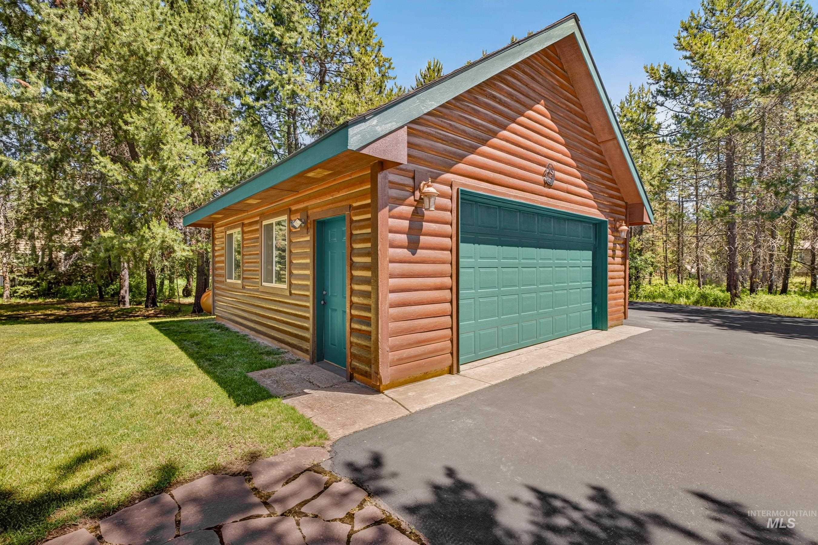 172 Lodgepole Lane, Donnelly, Idaho 83615, 3 Bedrooms, 2.5 Bathrooms, Residential For Sale, Price $1,100,000, 98991228