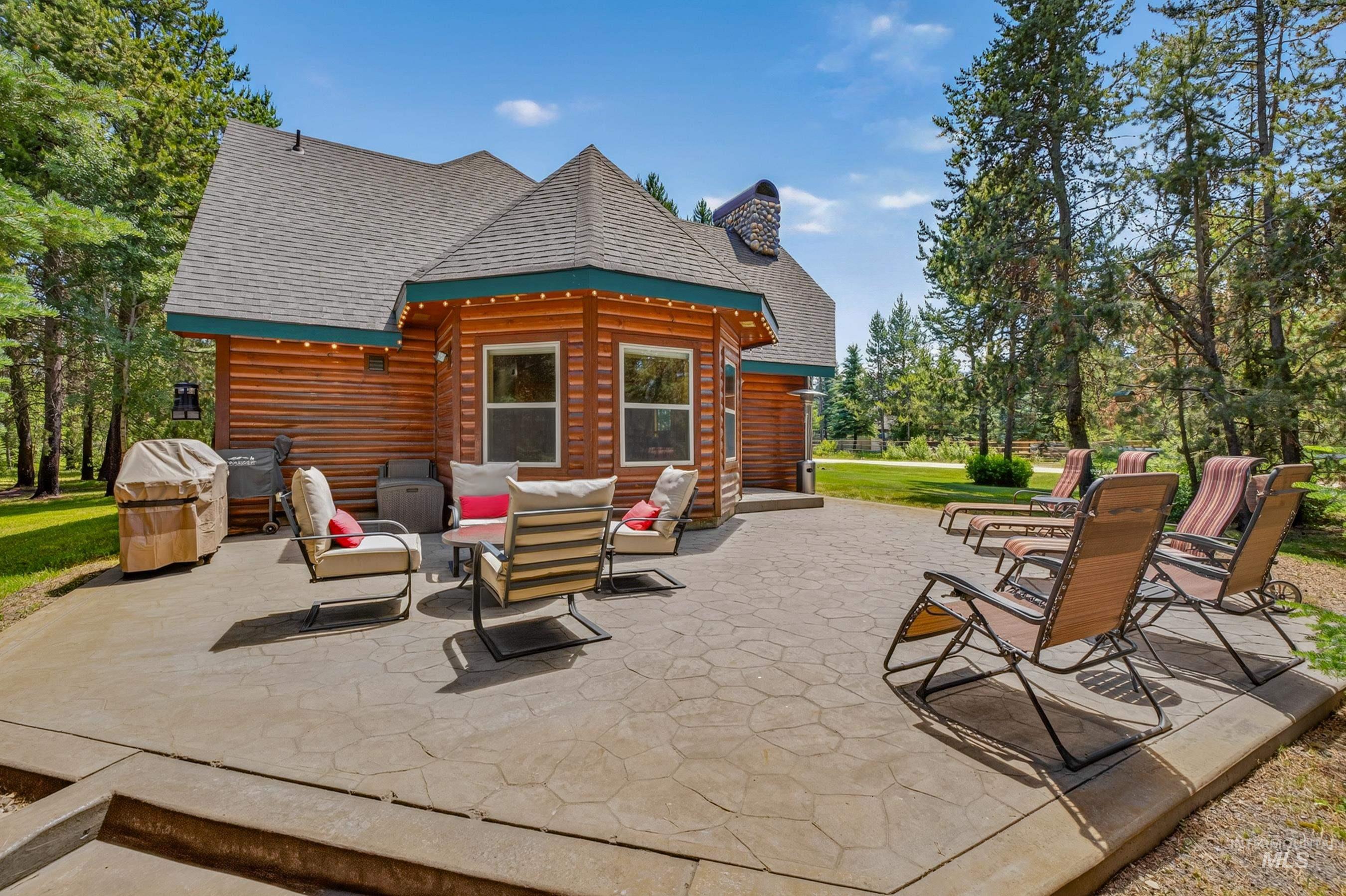 172 Lodgepole Lane, Donnelly, Idaho 83615, 3 Bedrooms, 2.5 Bathrooms, Residential For Sale, Price $1,100,000, 98991228