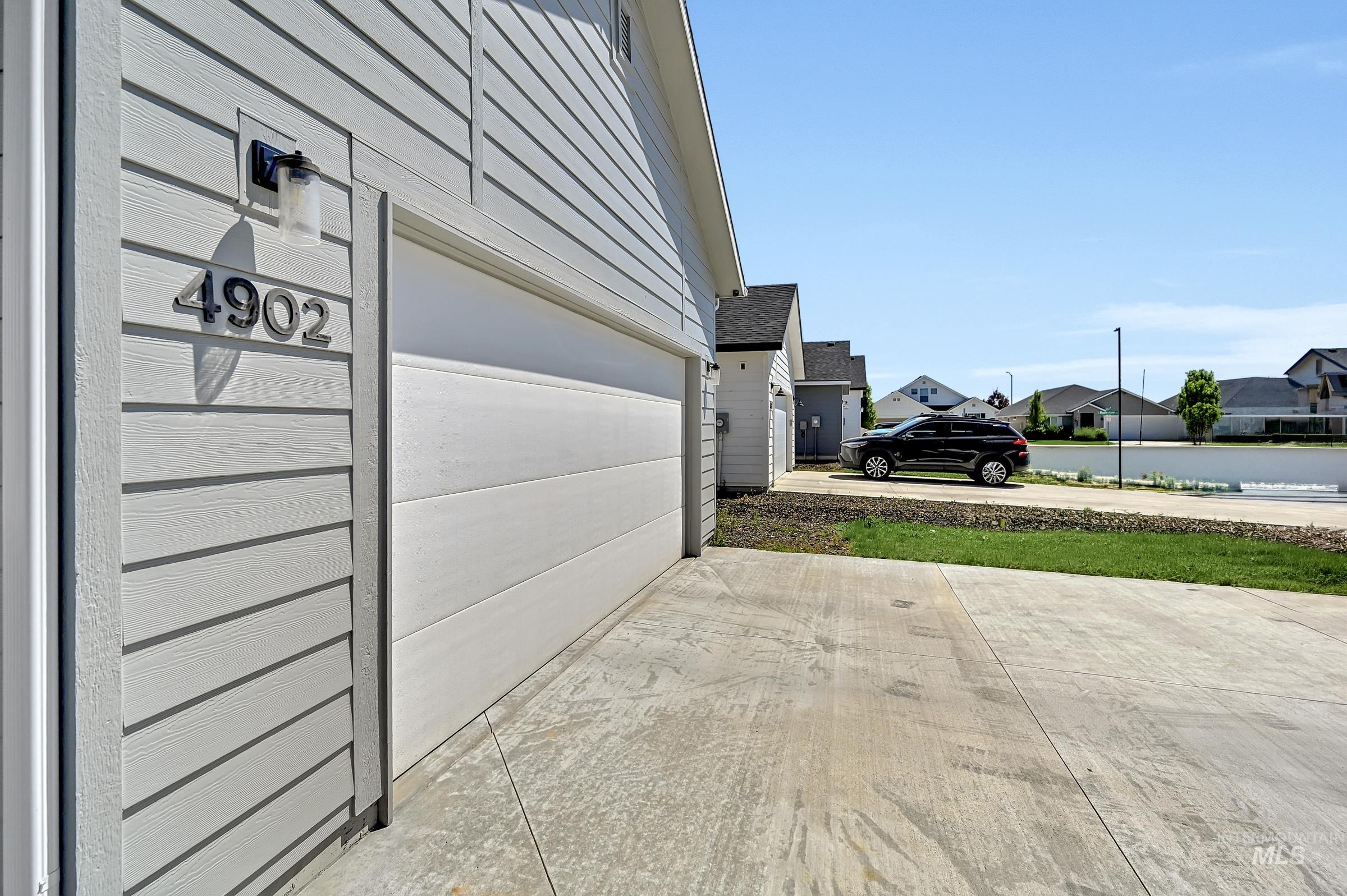 4902 W Thornapple Dr., Meridian, Idaho 83646, 3 Bedrooms, 2.5 Bathrooms, Residential For Sale, Price $460,000,MLS 98991288