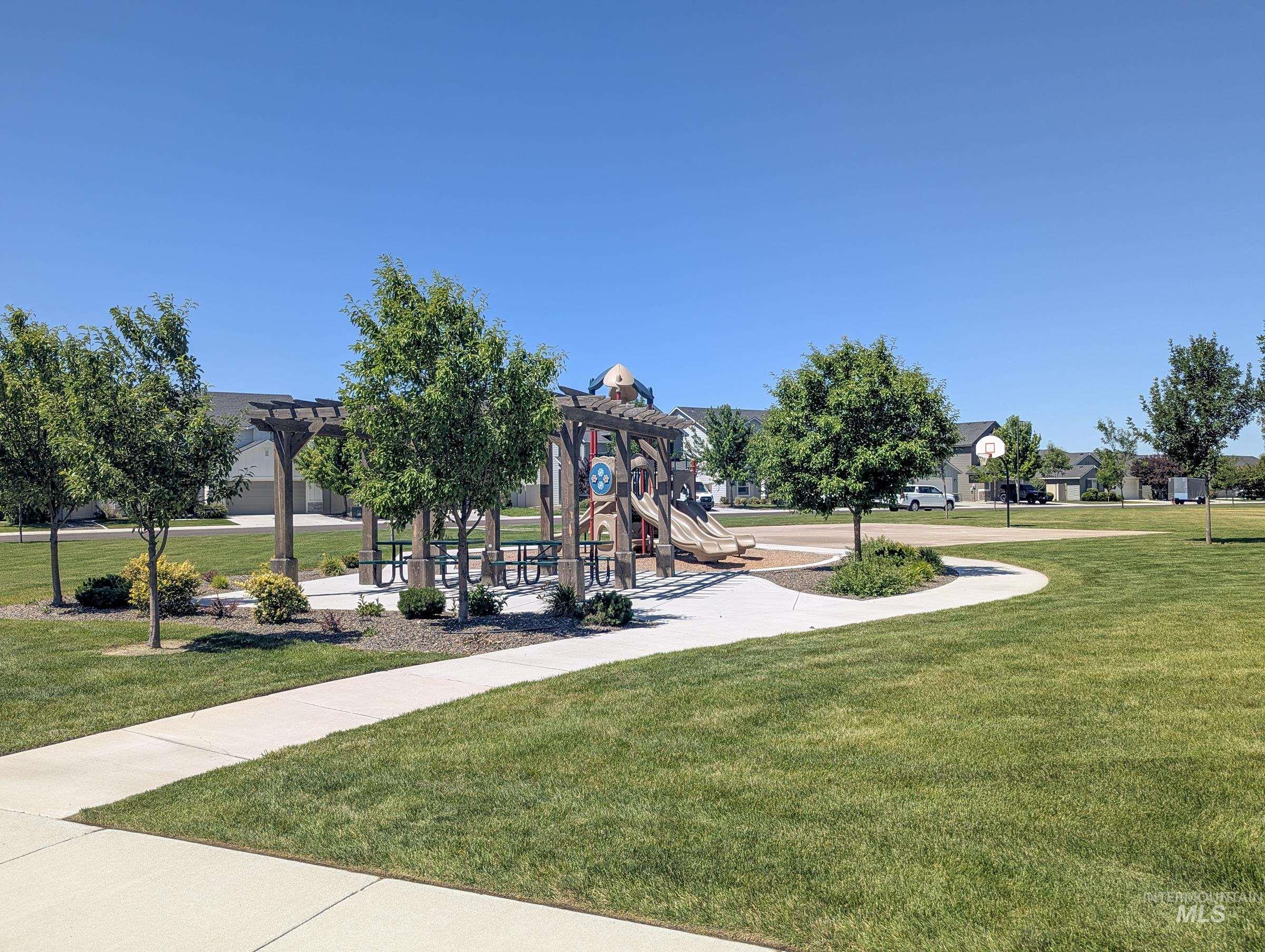 4902 W Thornapple Dr., Meridian, Idaho 83646, 3 Bedrooms, 2.5 Bathrooms, Residential For Sale, Price $460,000,MLS 98991288