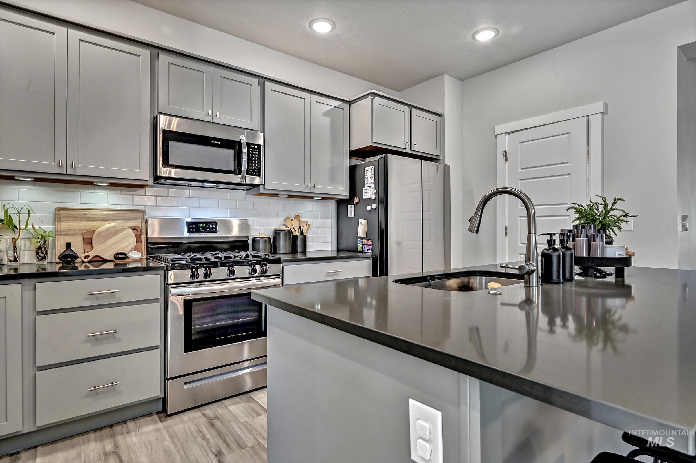 4902 W Thornapple Dr., Meridian, Idaho 83646, 3 Bedrooms, 2.5 Bathrooms, Residential For Sale, Price $460,000,MLS 98991288