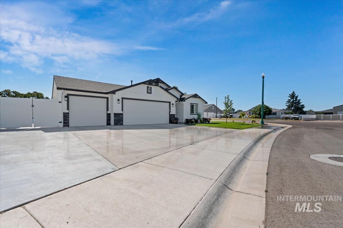 2402 Day Dr, Fruitland, Idaho 83619, 3 Bedrooms, 2 Bathrooms, Residential For Sale, Price $435,000,MLS 98991291